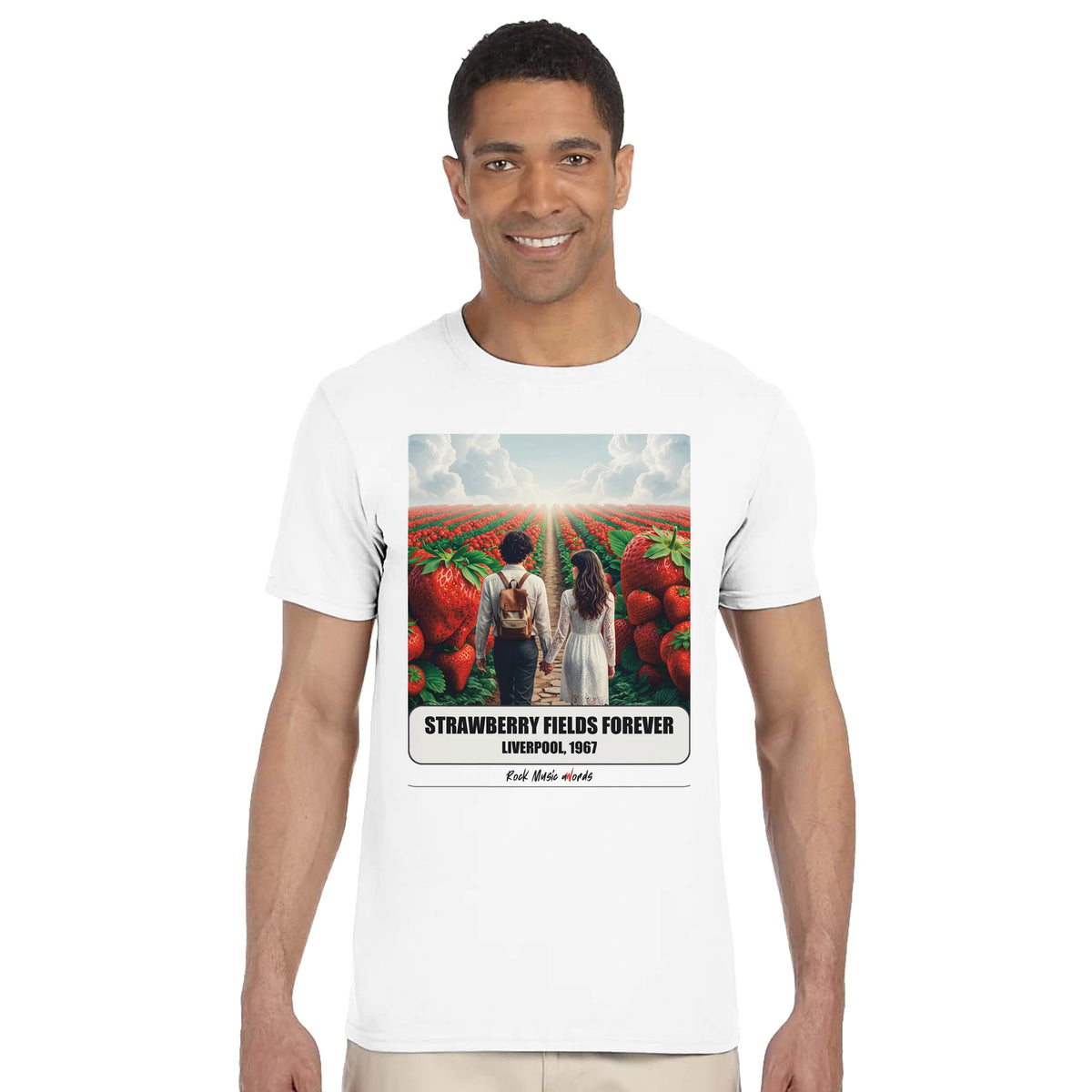 Uomo sorridente in piedi su fondo bianco indossa la t-shirt bianca con la stampa Rock Art «Strawberry Fields Forever – Liverpool, 1967»