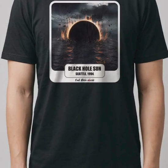 Video di 5 secondi: la t-shirt nera con la stampa Rock Art «Black Hole Sun» sul modello, la camera si avvicina alla stampa (ricostruzione al computer)