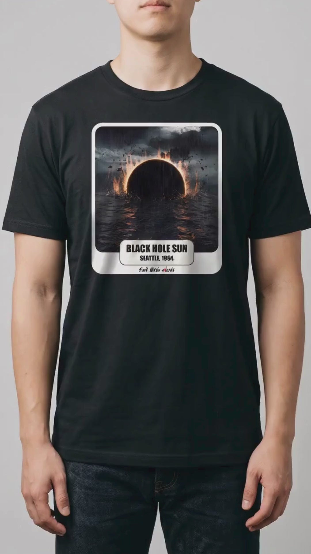 Video di 5 secondi: la t-shirt nera con la stampa Rock Art «Black Hole Sun» sul modello, la camera si avvicina alla stampa (ricostruzione al computer)