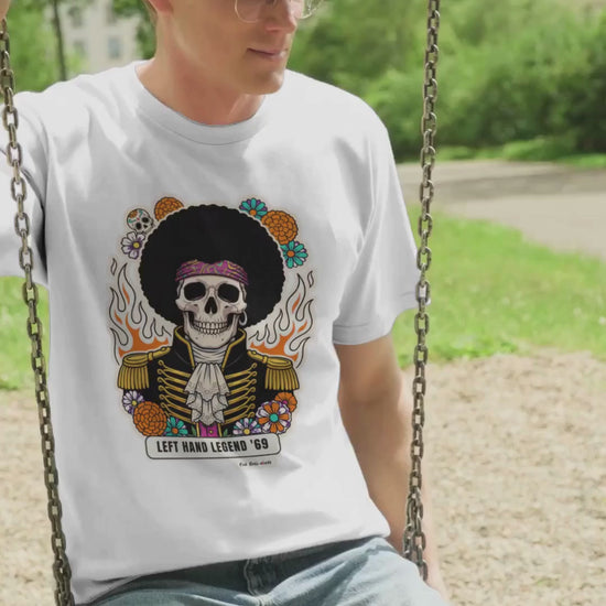 T-shirt bianca con teschio psichedelico «Left Hand Legend» indossata — Calaveras del Rock