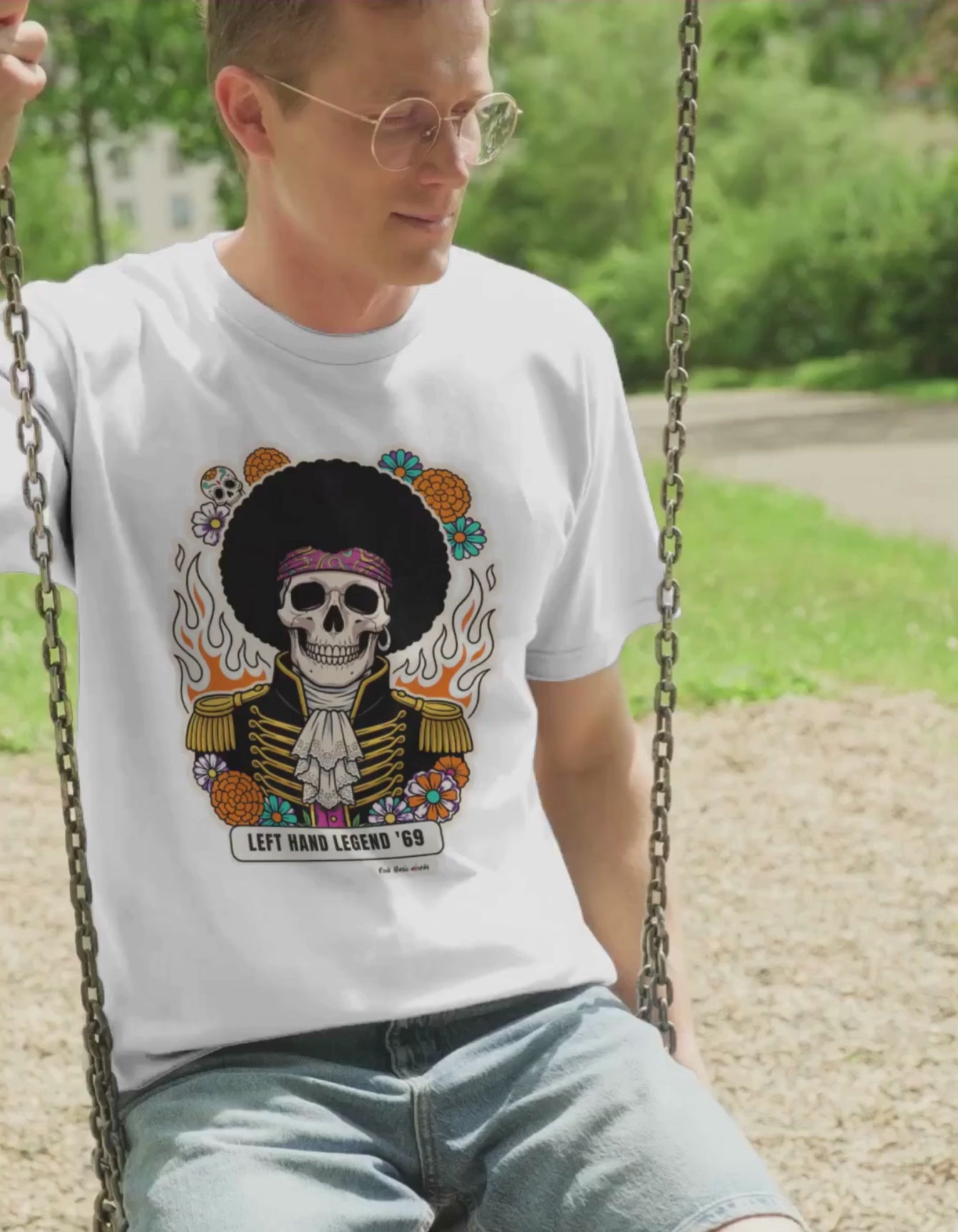 T-shirt bianca con teschio psichedelico «Left Hand Legend» indossata — Calaveras del Rock