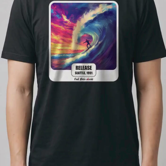 Video di 5 secondi: la t-shirt nera con la stampa Rock Art «Release» sul modello, la camera si avvicina alla stampa (ricostruzione al computer)