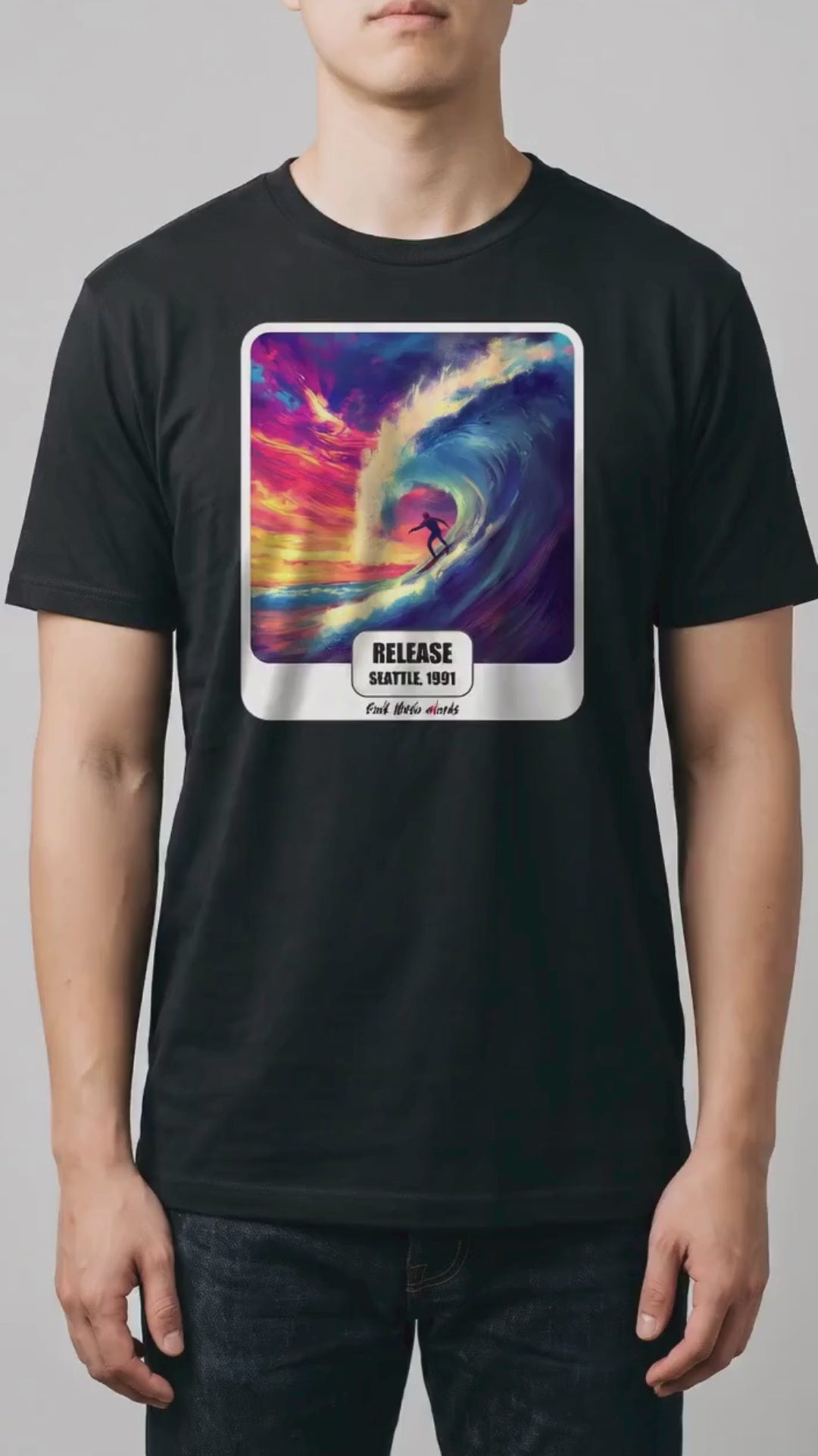 Video di 5 secondi: la t-shirt nera con la stampa Rock Art «Release» sul modello, la camera si avvicina alla stampa (ricostruzione al computer)