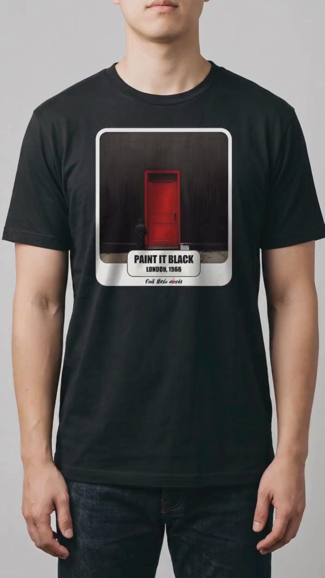 Video di 5 secondi: la t-shirt nera con la stampa Rock Art «Paint It Black» sul modello, la camera si avvicina alla stampa (ricostruzione al computer)