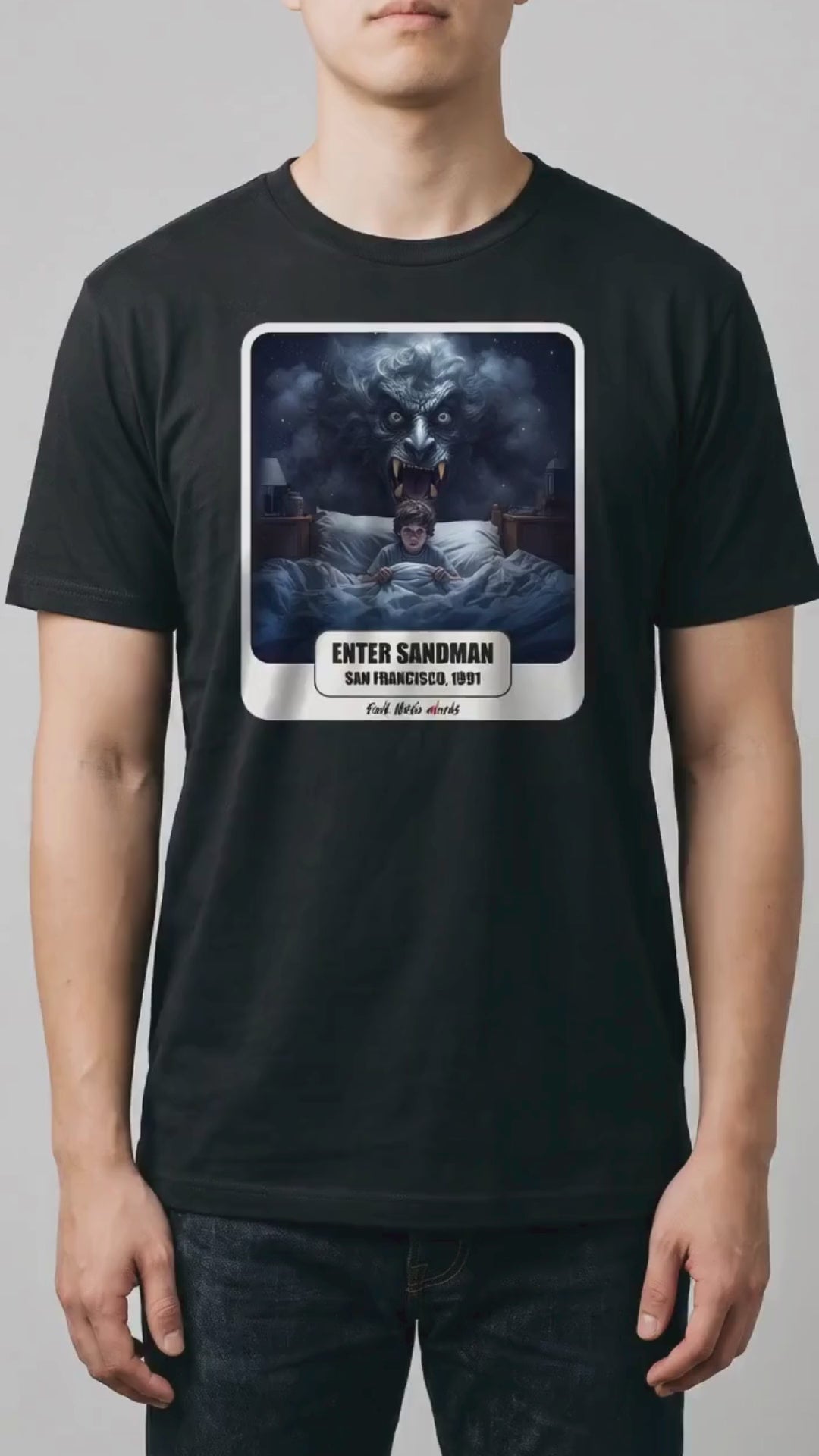 Video di 5 secondi: la t-shirt nera con la stampa Rock Art «Enter Sandman» sul modello, la camera si avvicina alla stampa (ricostruzione al computer)
