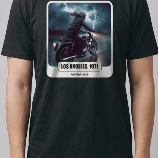 Video di 5 secondi: la t-shirt nera con la stampa Rock Art «Riders on the Storm» sul modello, la camera si avvicina alla stampa (ricostruzione al computer)