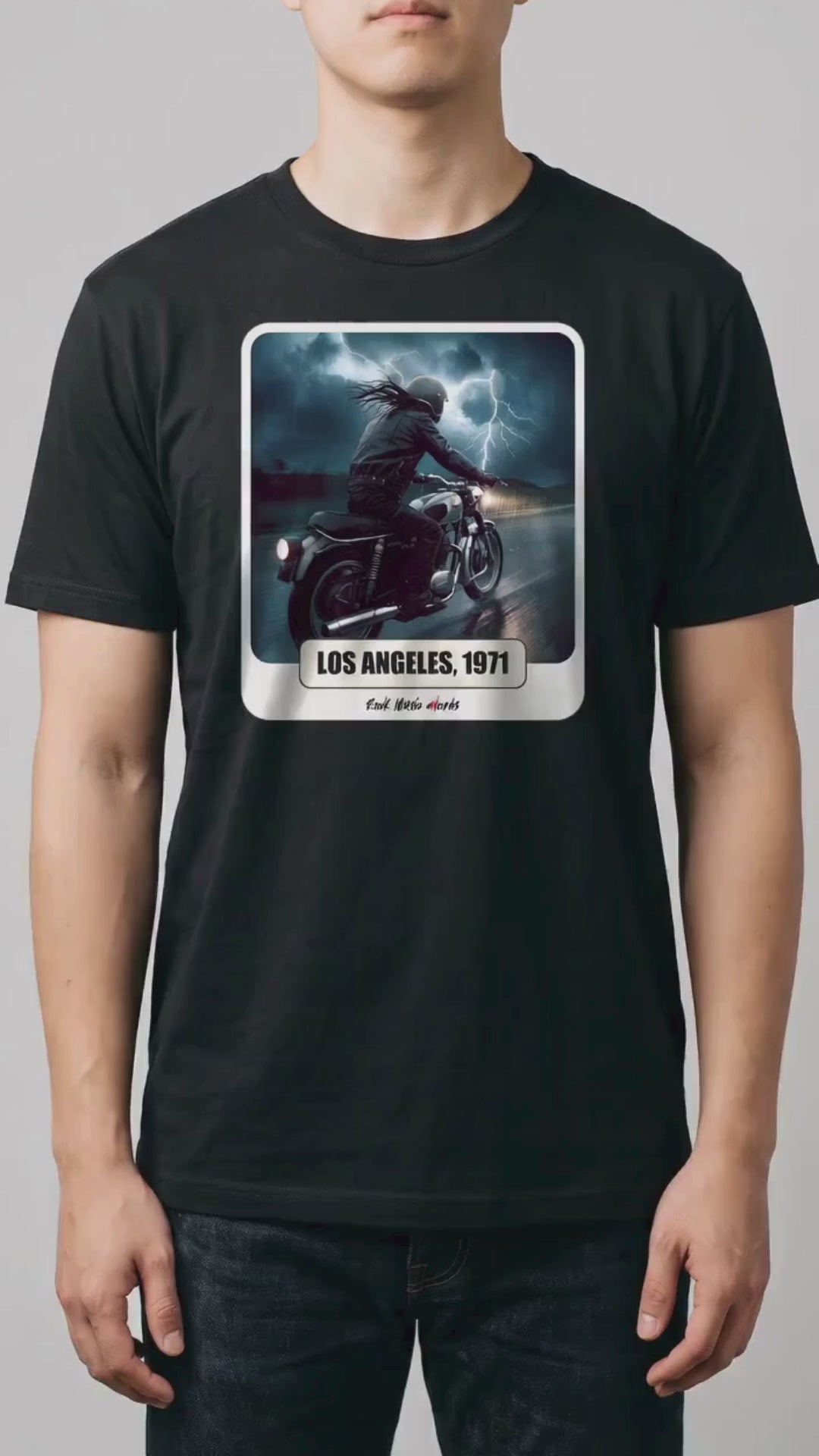 Video di 5 secondi: la t-shirt nera con la stampa Rock Art «Riders on the Storm» sul modello, la camera si avvicina alla stampa (ricostruzione al computer)