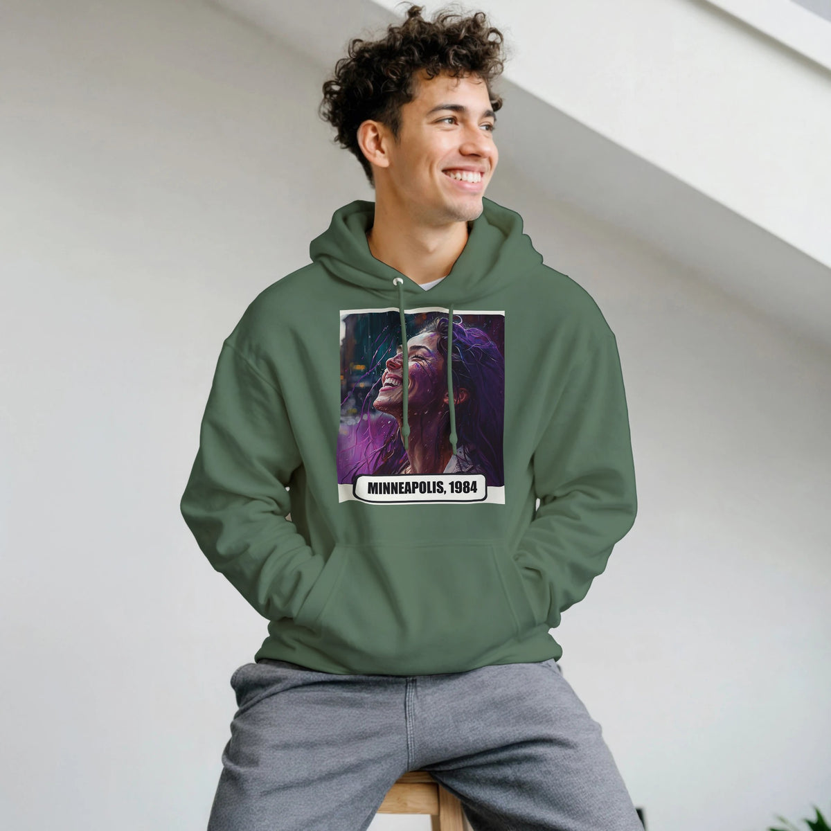 Felpa con Cappuccio con la stampa Rock Art «Purple Rain»: foto d'ambiente