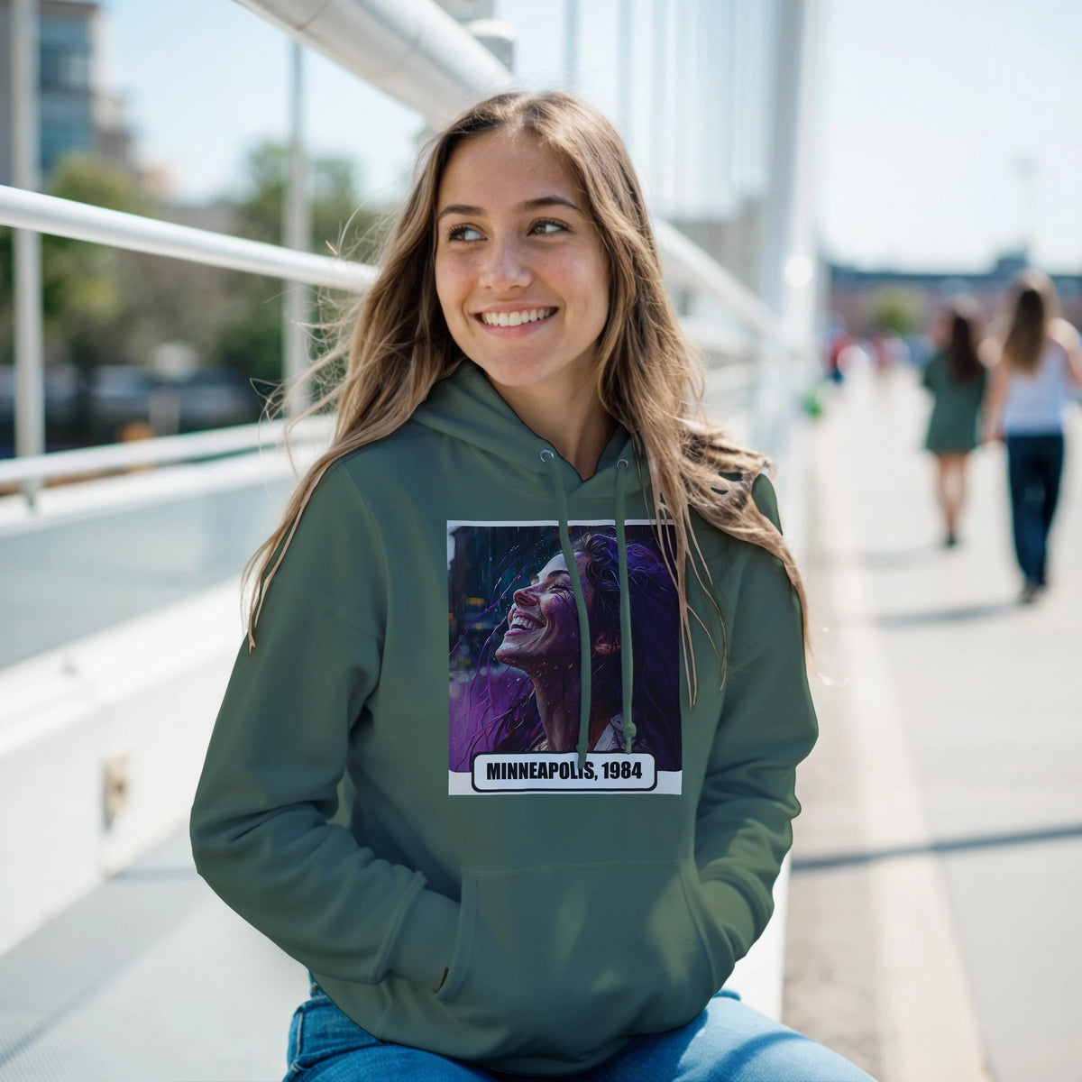 Felpa con Cappuccio con la stampa Rock Art «Purple Rain»: foto d'ambiente