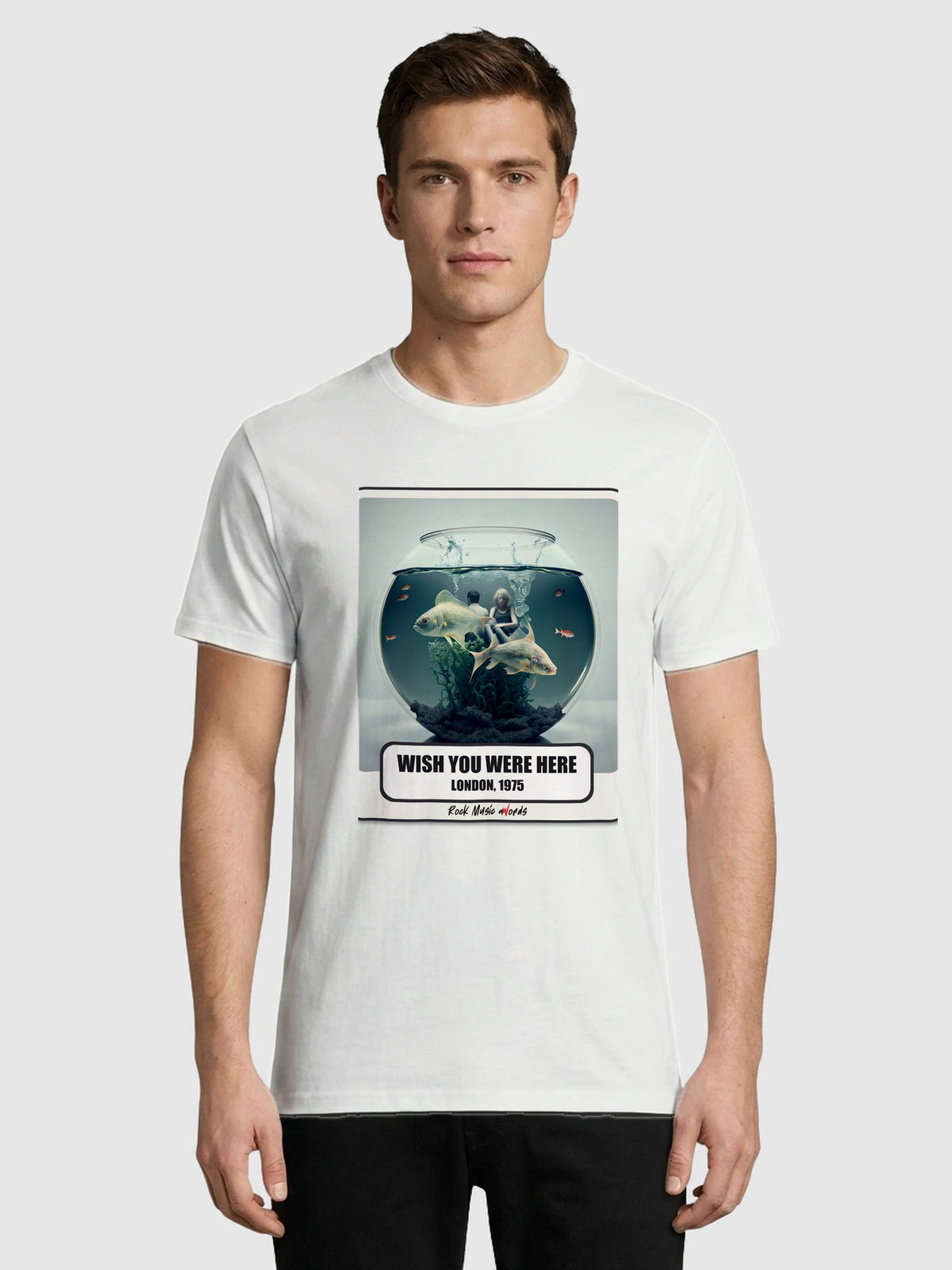 T-Shirt Premium con la stampa Rock Art «Wish You Were Here»: foto d'ambiente