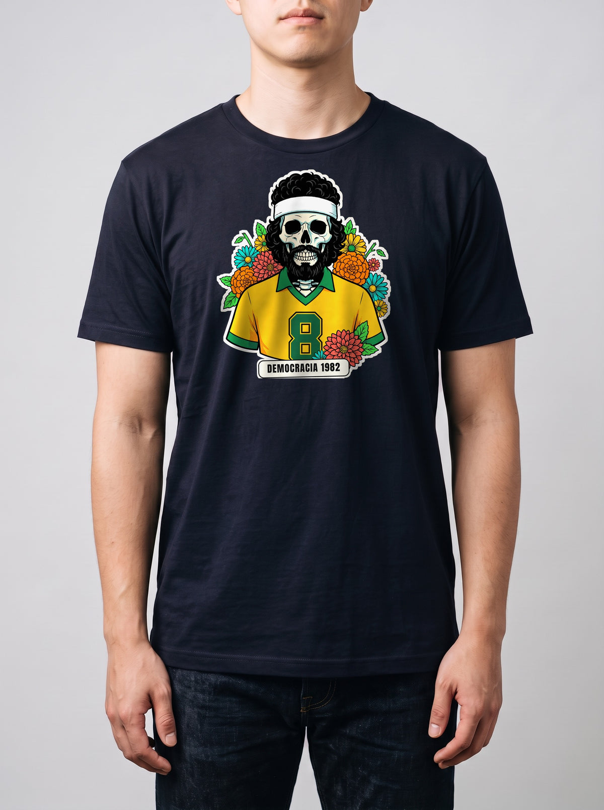 Corporatura media, 180 cm per 78 kg, con la t-shirt Premium blu navy Democracia 1982 in taglia L (ricostruzione al computer)