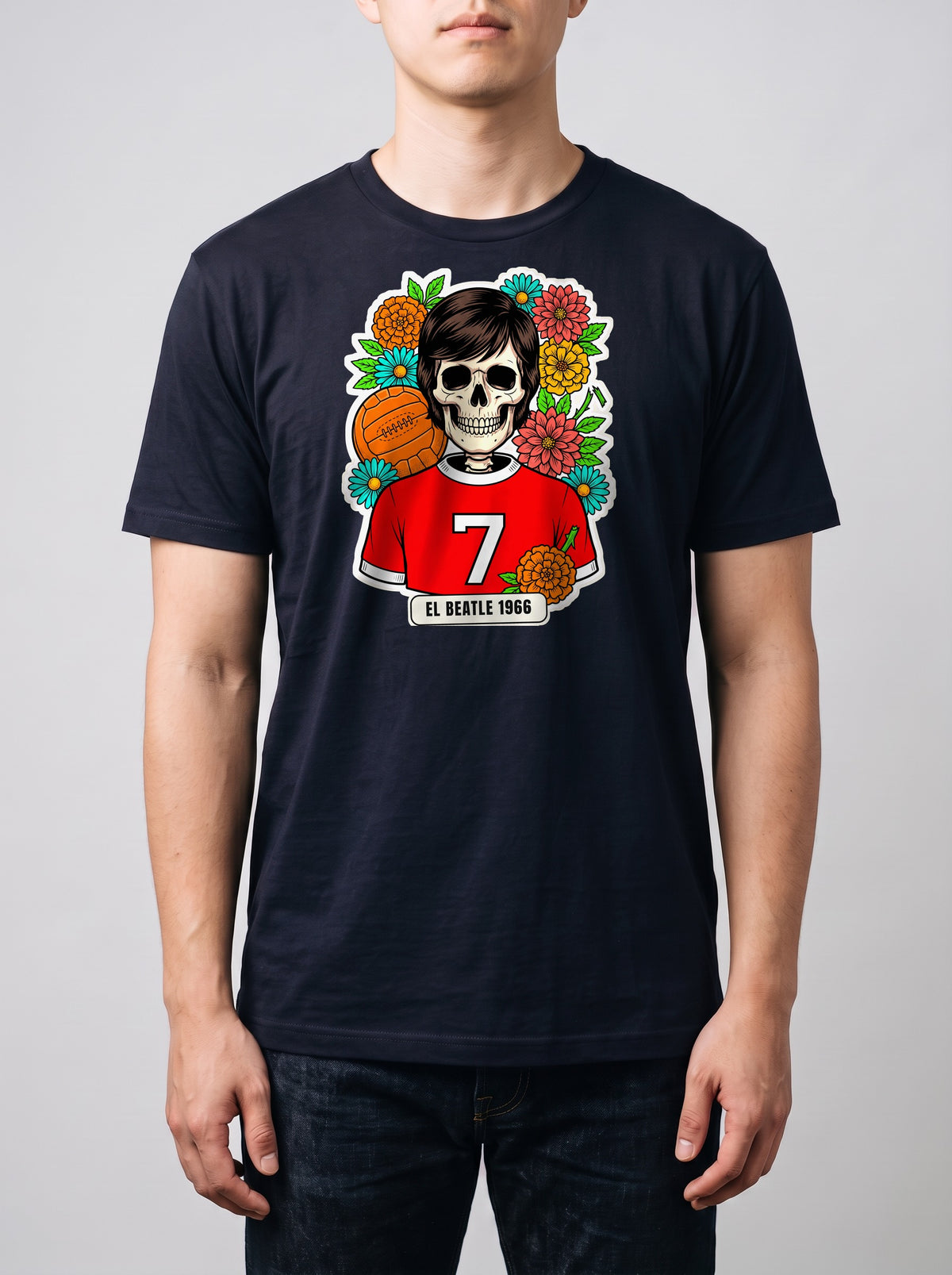 Corporatura media, 180 cm per 78 kg, con la t-shirt Premium blu navy El Beatle 1966 in taglia L (ricostruzione al computer)