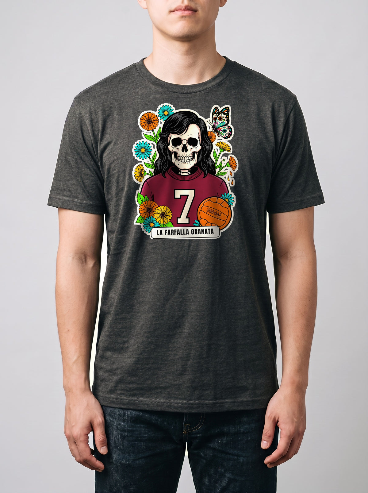 Corporatura media, 180 cm per 78 kg, con la t-shirt Premium grigio melange La Farfalla Granata in taglia L (ricostruzione al computer)