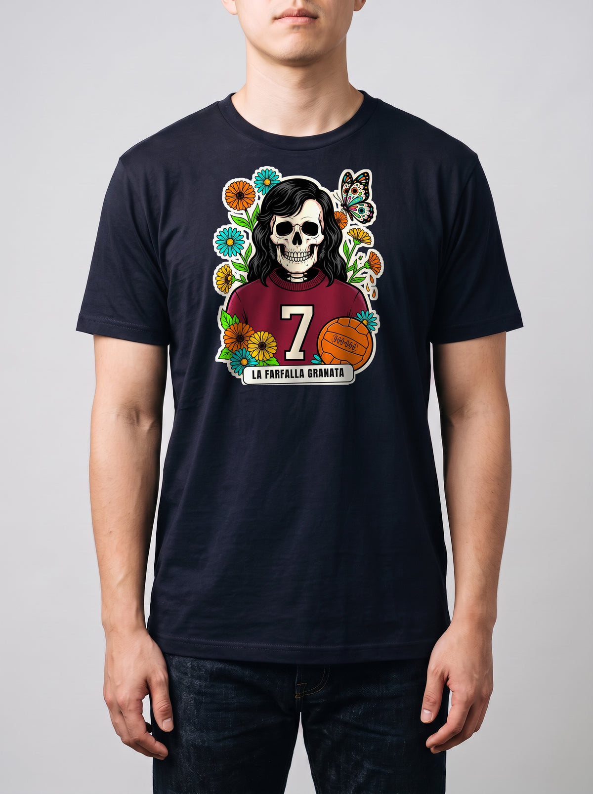 Corporatura media, 180 cm per 78 kg, con la t-shirt Premium blu navy La Farfalla Granata in taglia L (ricostruzione al computer)
