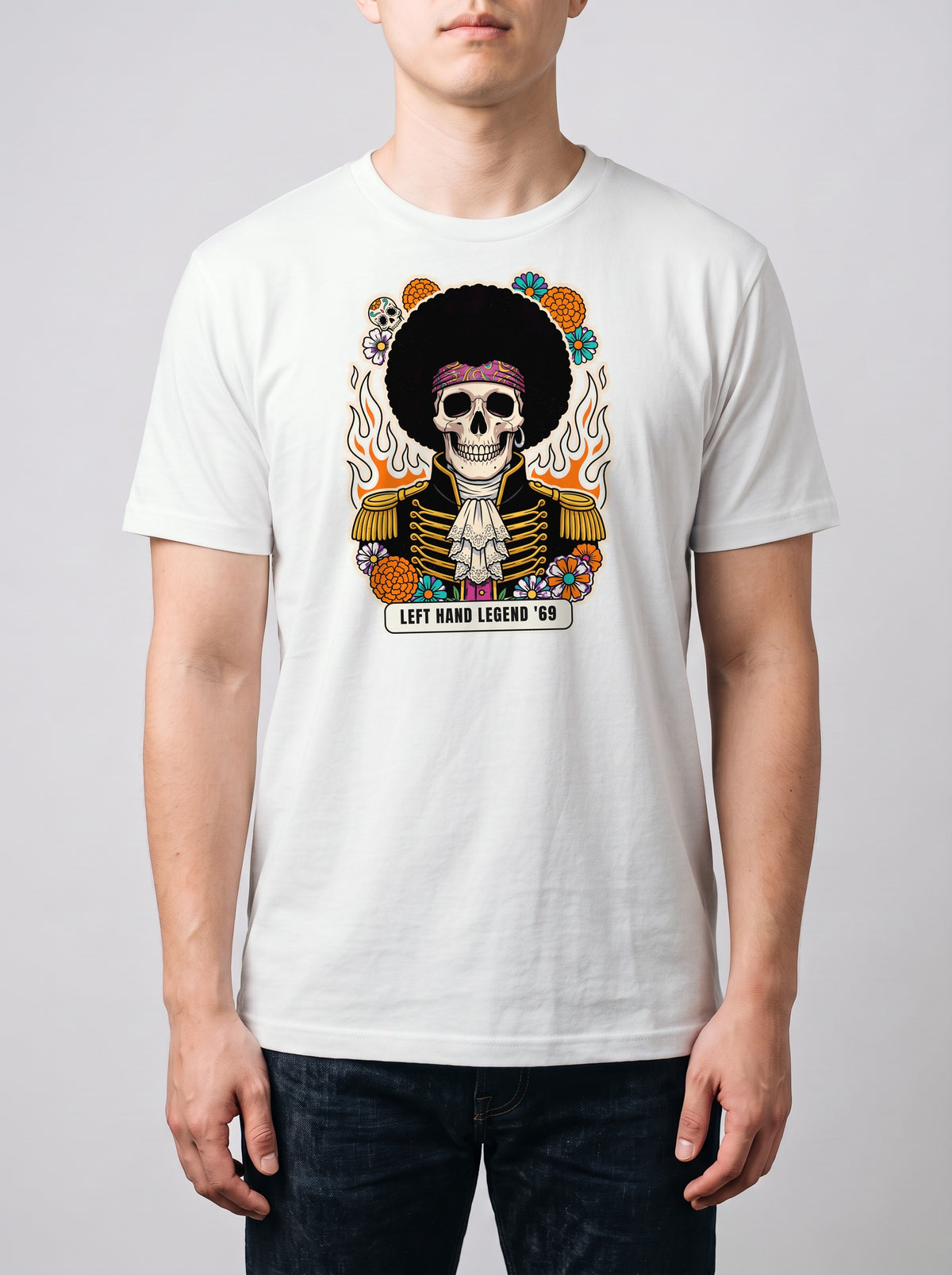 Corporatura media, 180 cm per 78 kg, con la t-shirt Premium bianca Left Hand Legend in taglia L (ricostruzione al computer)