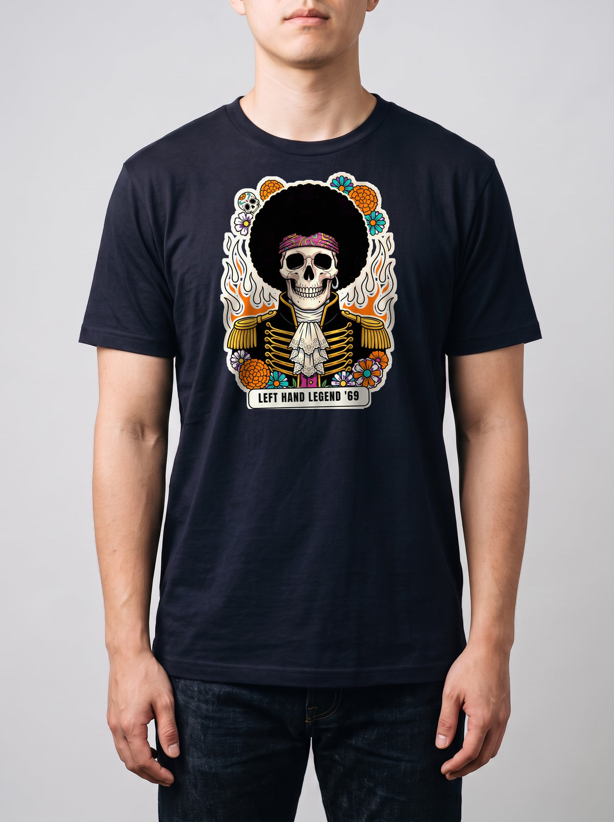 Corporatura media, 180 cm per 78 kg, con la t-shirt Premium blu navy Left Hand Legend in taglia L (ricostruzione al computer)