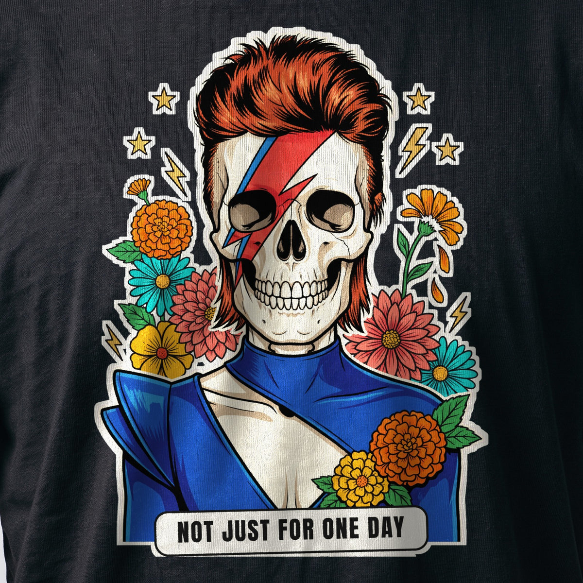 La stampa da vicino sulla t-shirt nera: la calavera Not Just For One Day con la saetta rossa e blu sul viso e i capelli rossi, sul cotone (ricostruzione al computer)