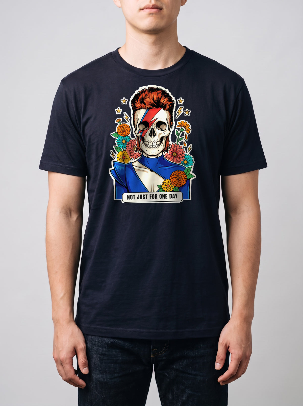 Corporatura media, 180 cm per 78 kg, con la t-shirt Premium blu navy Not Just For One Day in taglia L (ricostruzione al computer)