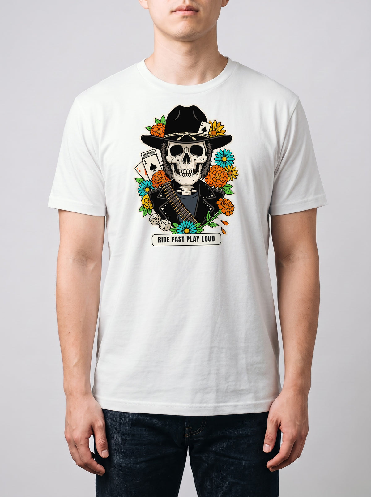 Corporatura media, 180 cm per 78 kg, con la t-shirt Premium bianca Ride Fast Play Loud in taglia L (ricostruzione al computer)