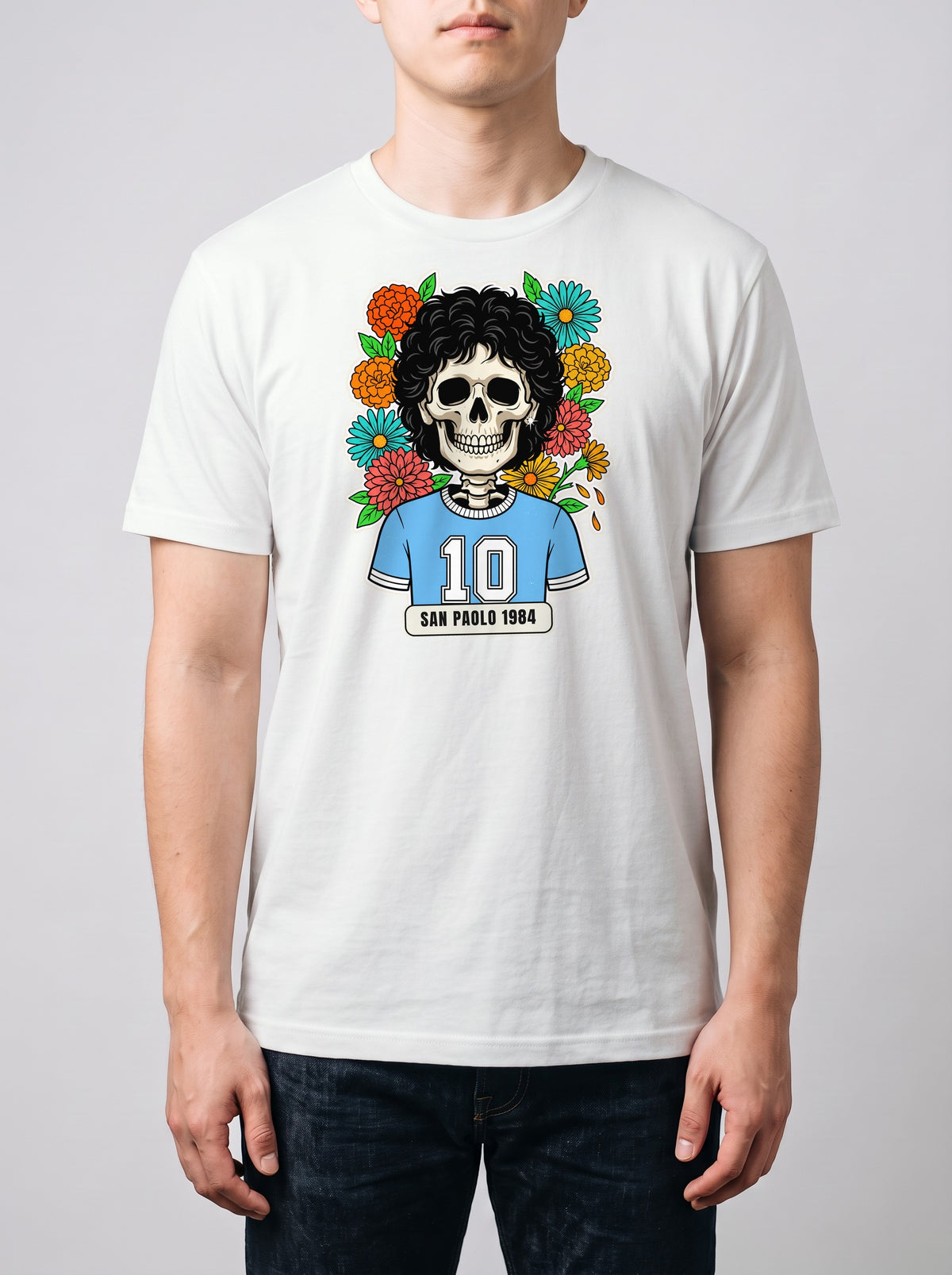 Corporatura media, 180 cm per 78 kg, con la t-shirt Premium bianca San Paolo 1984 in taglia L (ricostruzione al computer)
