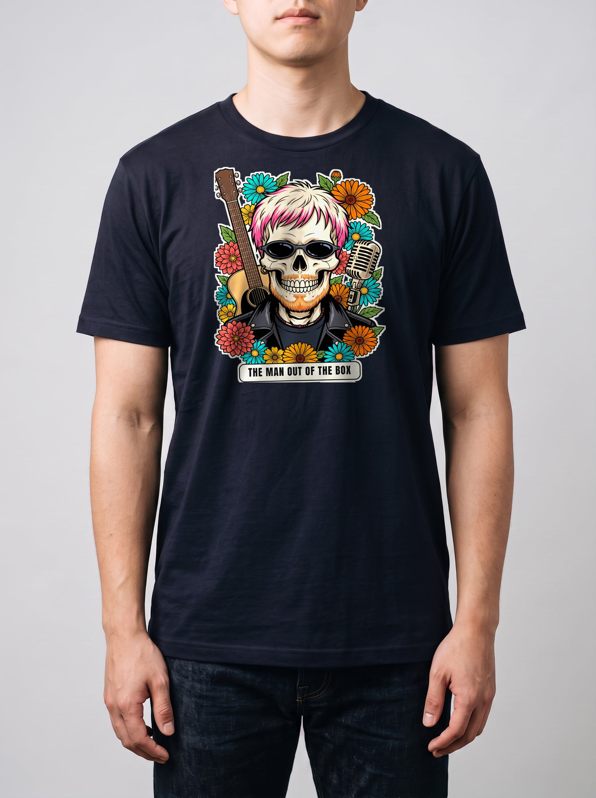 Corporatura media, 180 cm per 78 kg, con la t-shirt Premium blu navy The Man Out of the Box in taglia L (ricostruzione al computer)