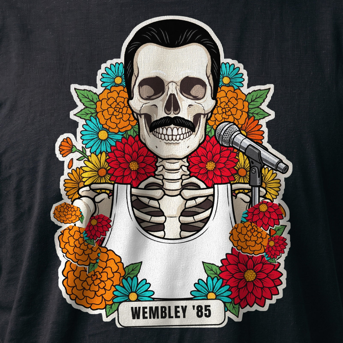La stampa da vicino sulla t-shirt nera: la calavera Wembley '85 con i baffi, la canotta bianca, il microfono e i fiori, sul cotone (ricostruzione al computer)
