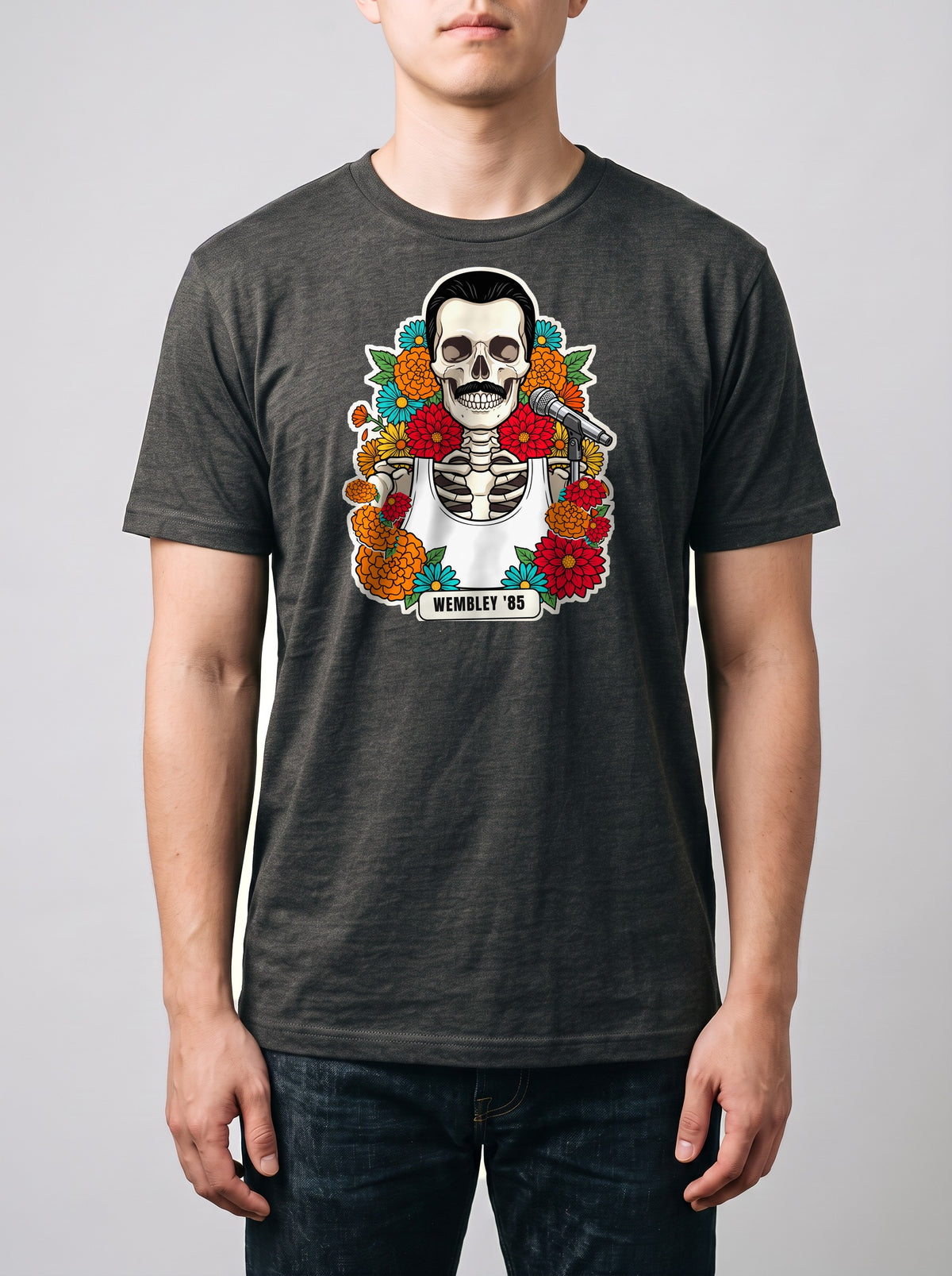 Corporatura media, 180 cm per 78 kg, con la t-shirt Premium grigio melange Wembley '85 in taglia L (ricostruzione al computer)