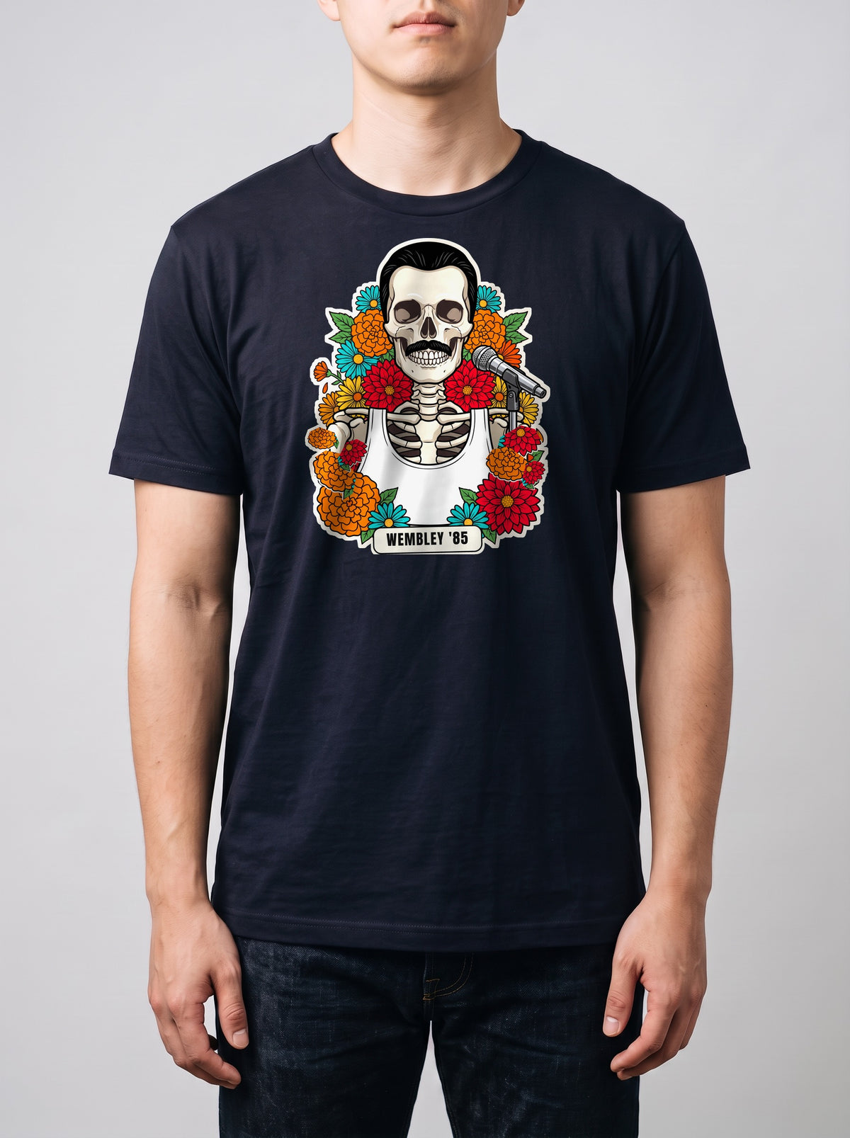 Corporatura media, 180 cm per 78 kg, con la t-shirt Premium blu navy Wembley '85 in taglia L (ricostruzione al computer)
