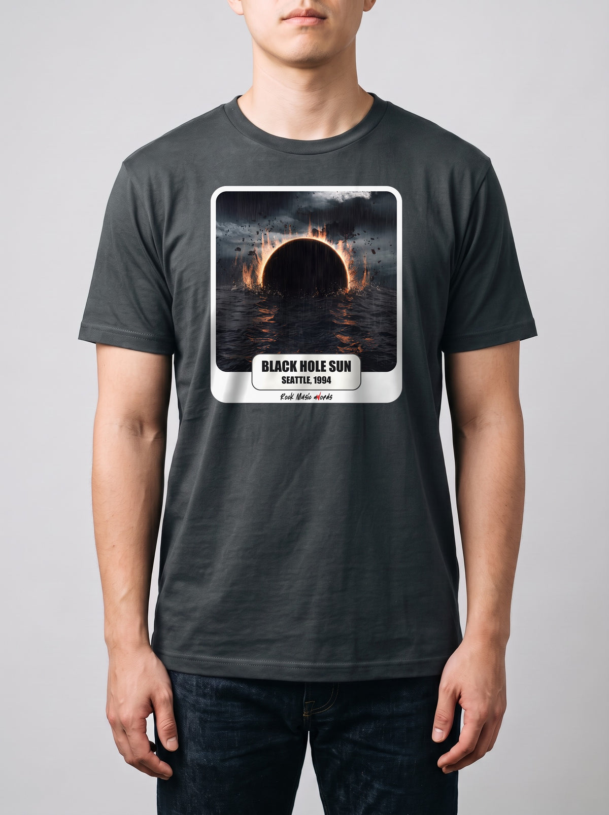 Corporatura media, 180 cm per 78 kg, con la t-shirt grigio antracite «Black Hole Sun – Seattle, 1994» in taglia L (ricostruzione al computer)