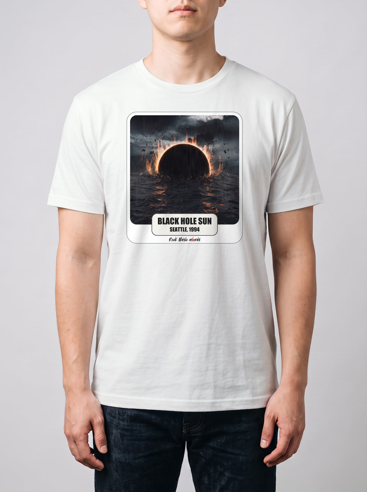 Corporatura media, 180 cm per 78 kg, con la t-shirt bianca «Black Hole Sun – Seattle, 1994» in taglia L (ricostruzione al computer)