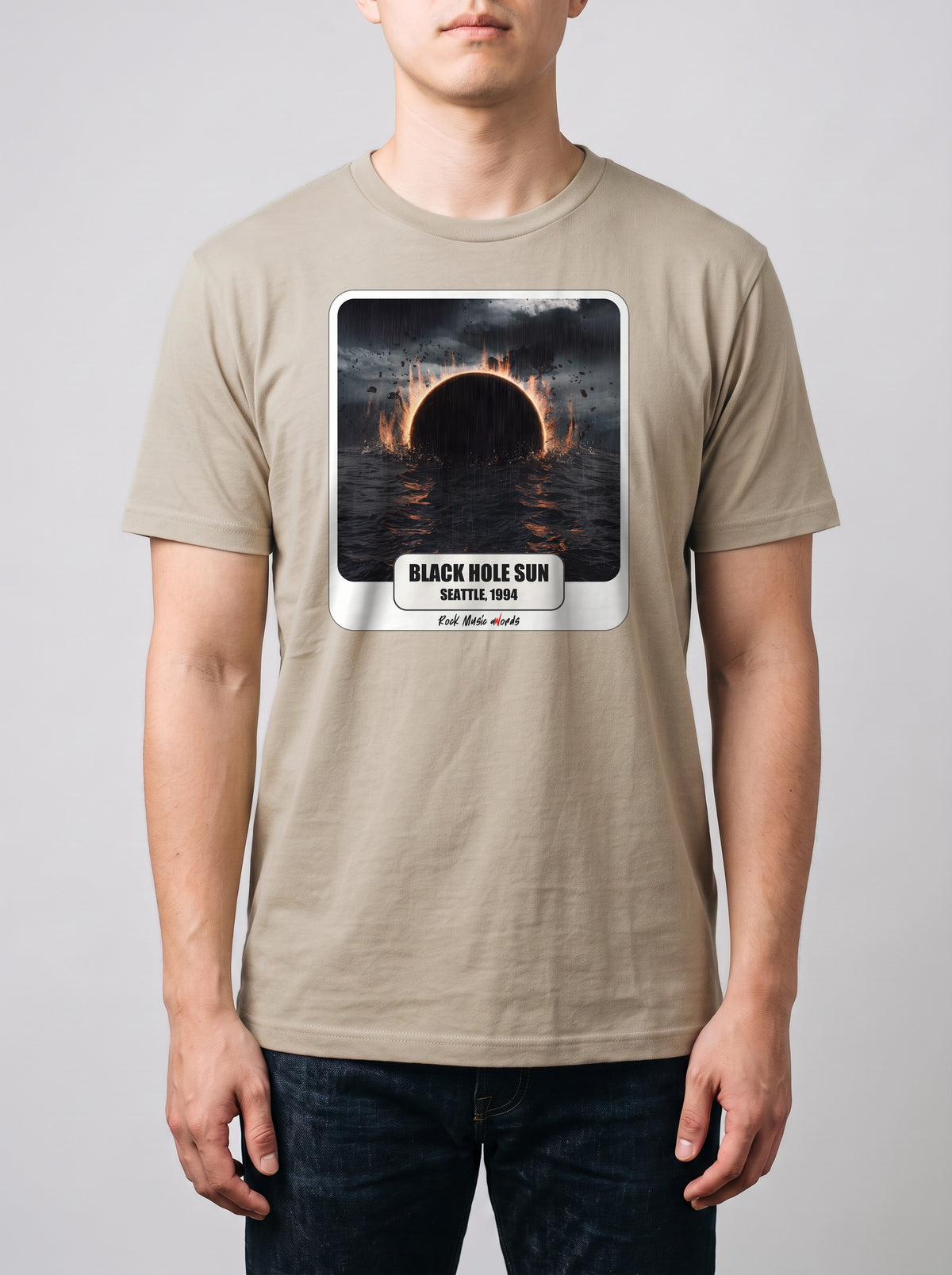 Corporatura media, 180 cm per 78 kg, con la t-shirt color sabbia «Black Hole Sun – Seattle, 1994» in taglia L (ricostruzione al computer)