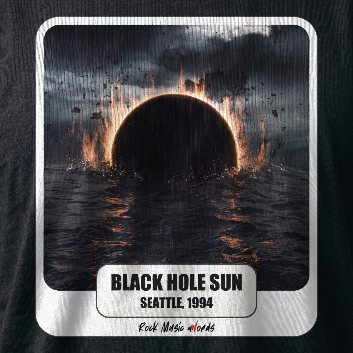 La stampa da vicino sulla t-shirt nera: «Black Hole Sun – Seattle, 1994», sul cotone (ricostruzione al computer)