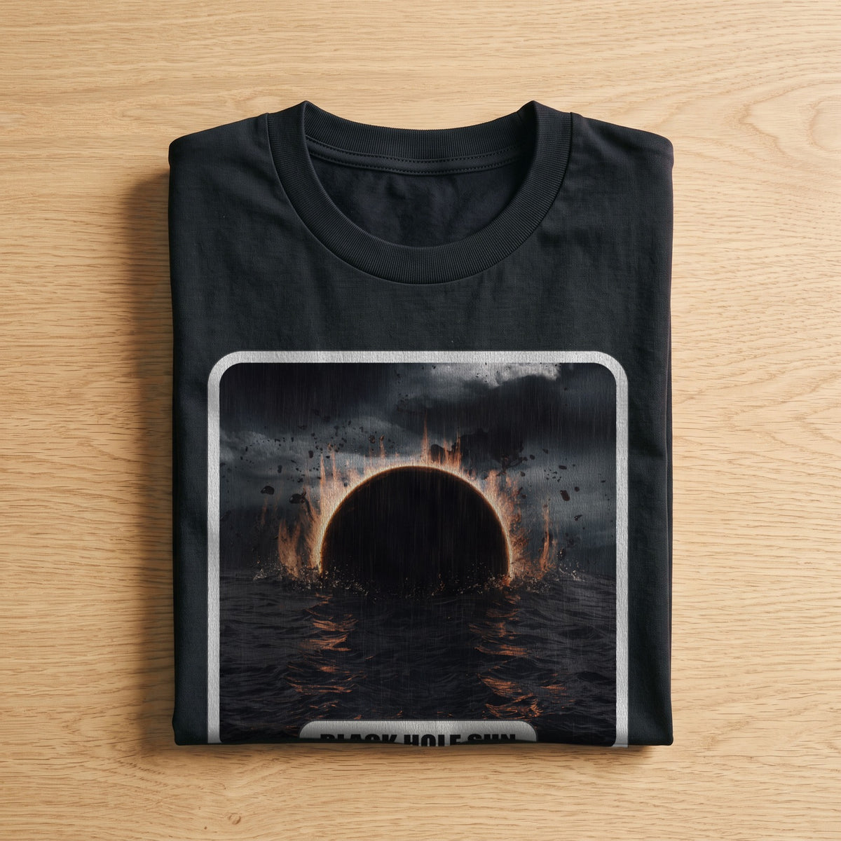 La t-shirt nera «Black Hole Sun – Seattle, 1994» piegata su un piano di legno, come arriva a casa (ricostruzione al computer)