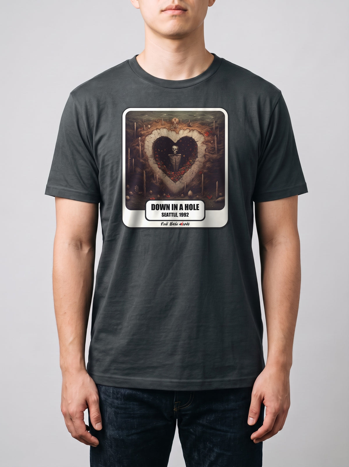 Corporatura media, 180 cm per 78 kg, con la t-shirt grigio antracite «Down in a Hole – Seattle, 1992» in taglia L (ricostruzione al computer)