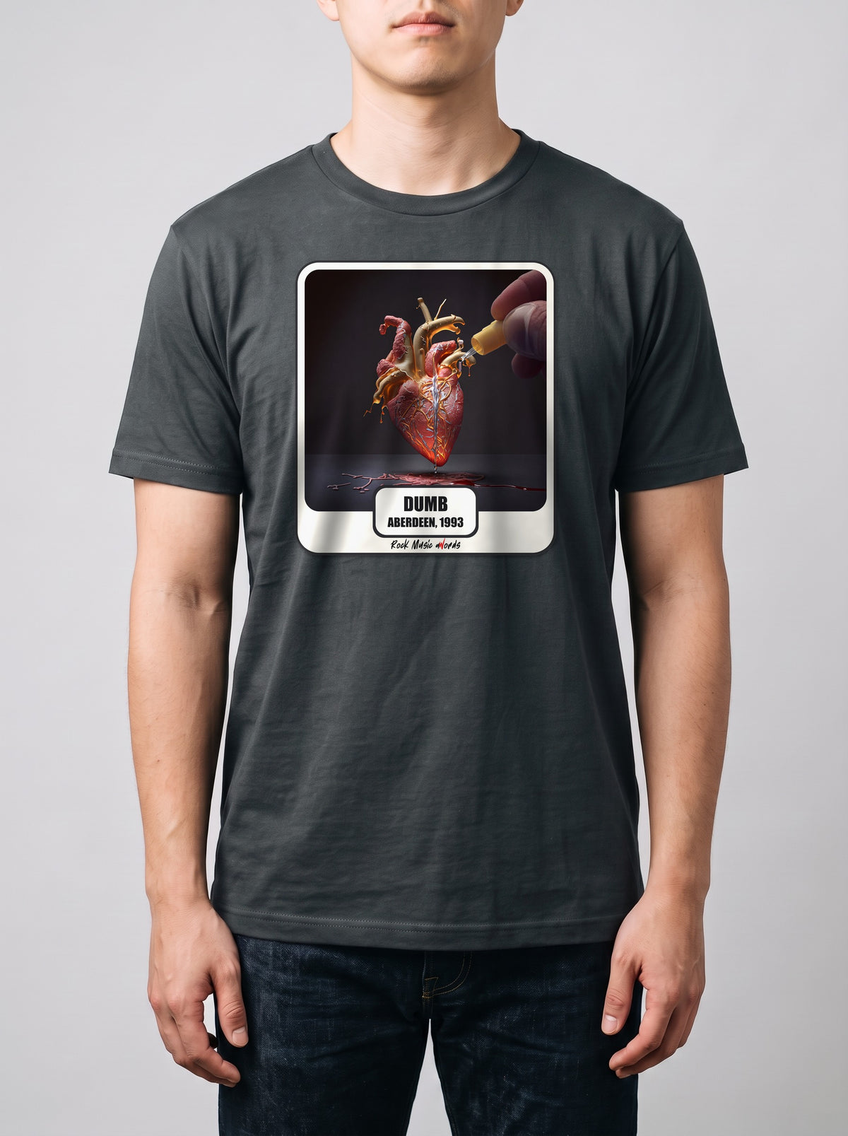 Corporatura media, 180 cm per 78 kg, con la t-shirt grigio antracite «Dumb – Aberdeen, 1993» in taglia L (ricostruzione al computer)