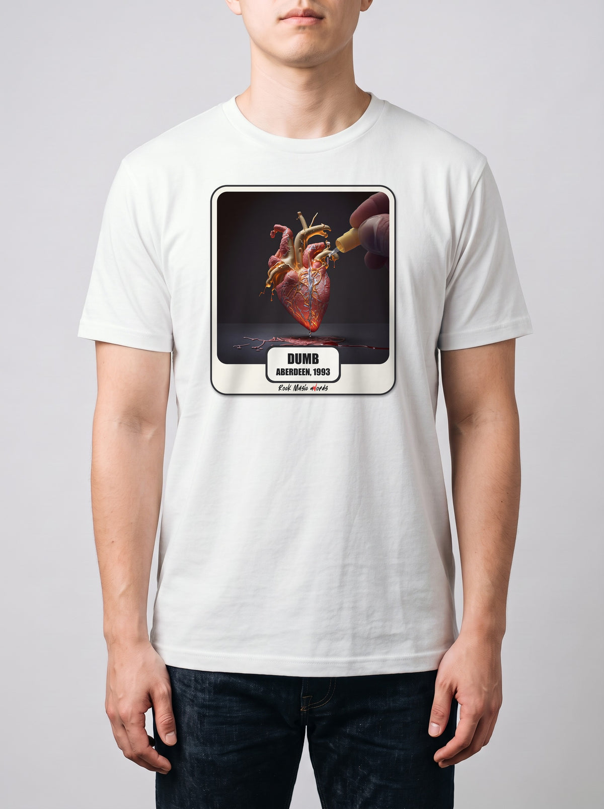 Corporatura media, 180 cm per 78 kg, con la t-shirt bianca «Dumb – Aberdeen, 1993» in taglia L (ricostruzione al computer)