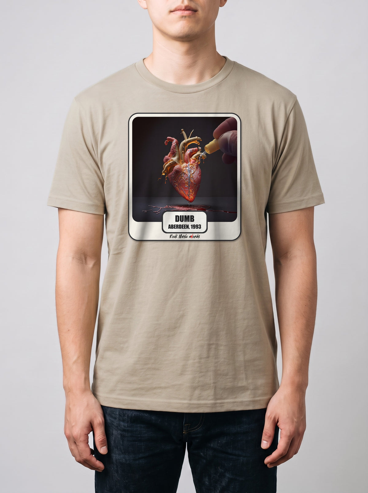 Corporatura media, 180 cm per 78 kg, con la t-shirt color sabbia «Dumb – Aberdeen, 1993» in taglia L (ricostruzione al computer)