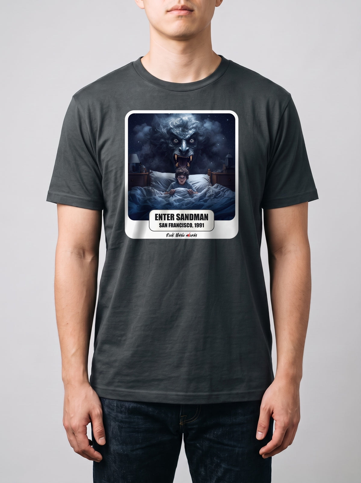Corporatura media, 180 cm per 78 kg, con la t-shirt grigio antracite «Enter Sandman – San Francisco, 1991» in taglia L (ricostruzione al computer)