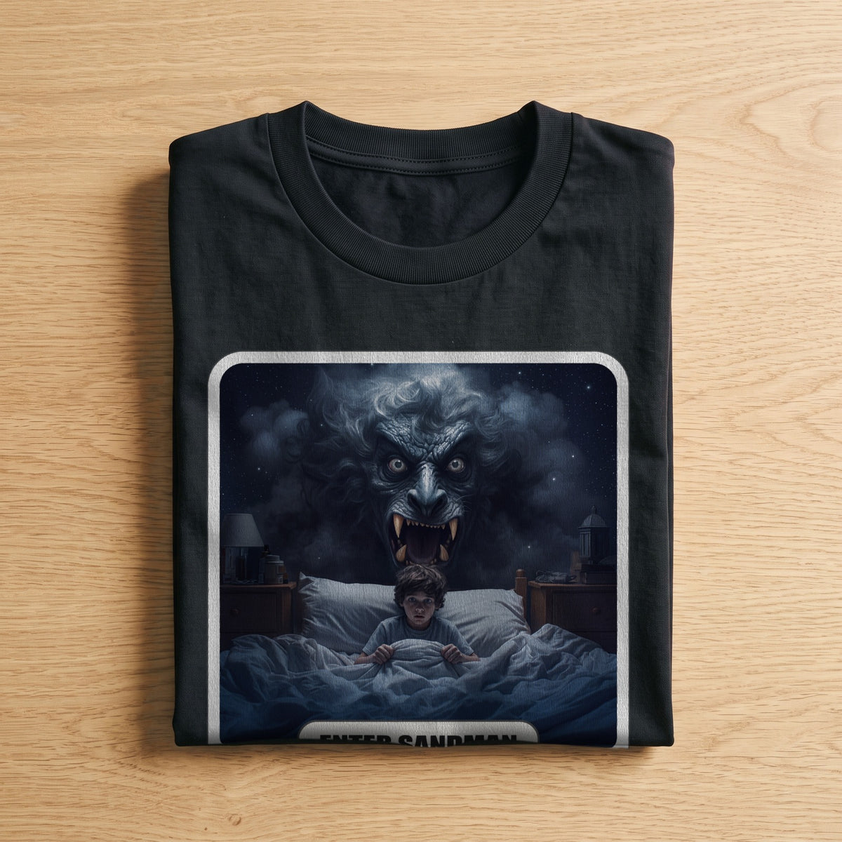 La t-shirt nera «Enter Sandman – San Francisco, 1991» piegata su un piano di legno, come arriva a casa (ricostruzione al computer)