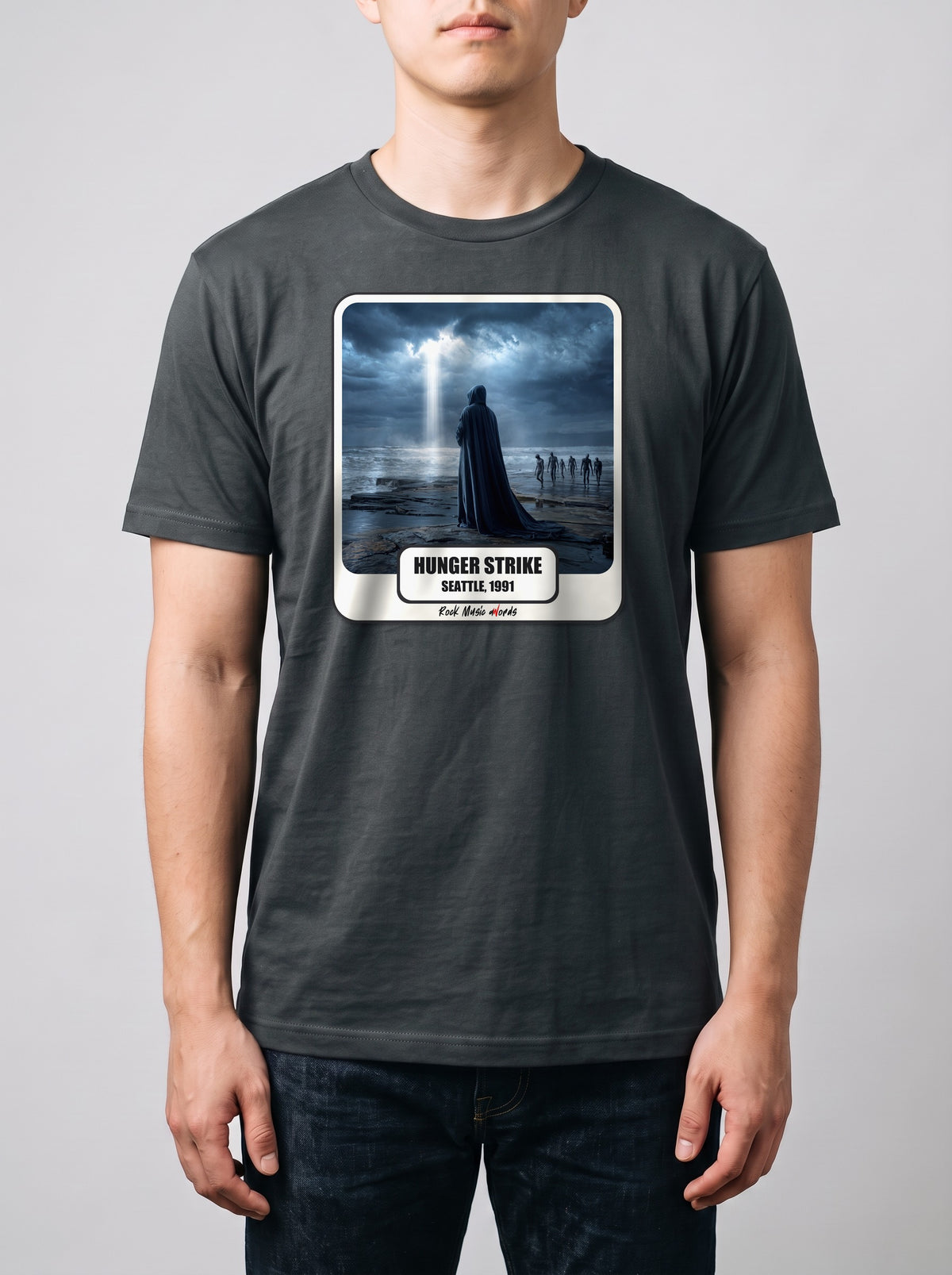 Corporatura media, 180 cm per 78 kg, con la t-shirt grigio antracite «Hunger Strike – Seattle, 1991» in taglia L (ricostruzione al computer)