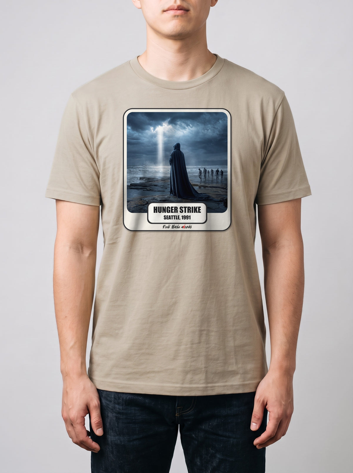 Corporatura media, 180 cm per 78 kg, con la t-shirt color sabbia «Hunger Strike – Seattle, 1991» in taglia L (ricostruzione al computer)