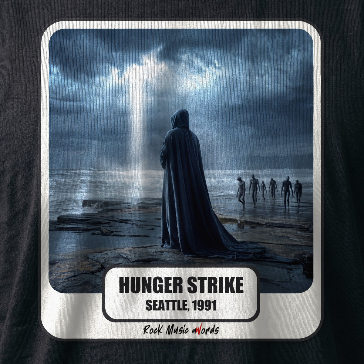 La stampa da vicino sulla t-shirt nera: «Hunger Strike – Seattle, 1991», sul cotone (ricostruzione al computer)