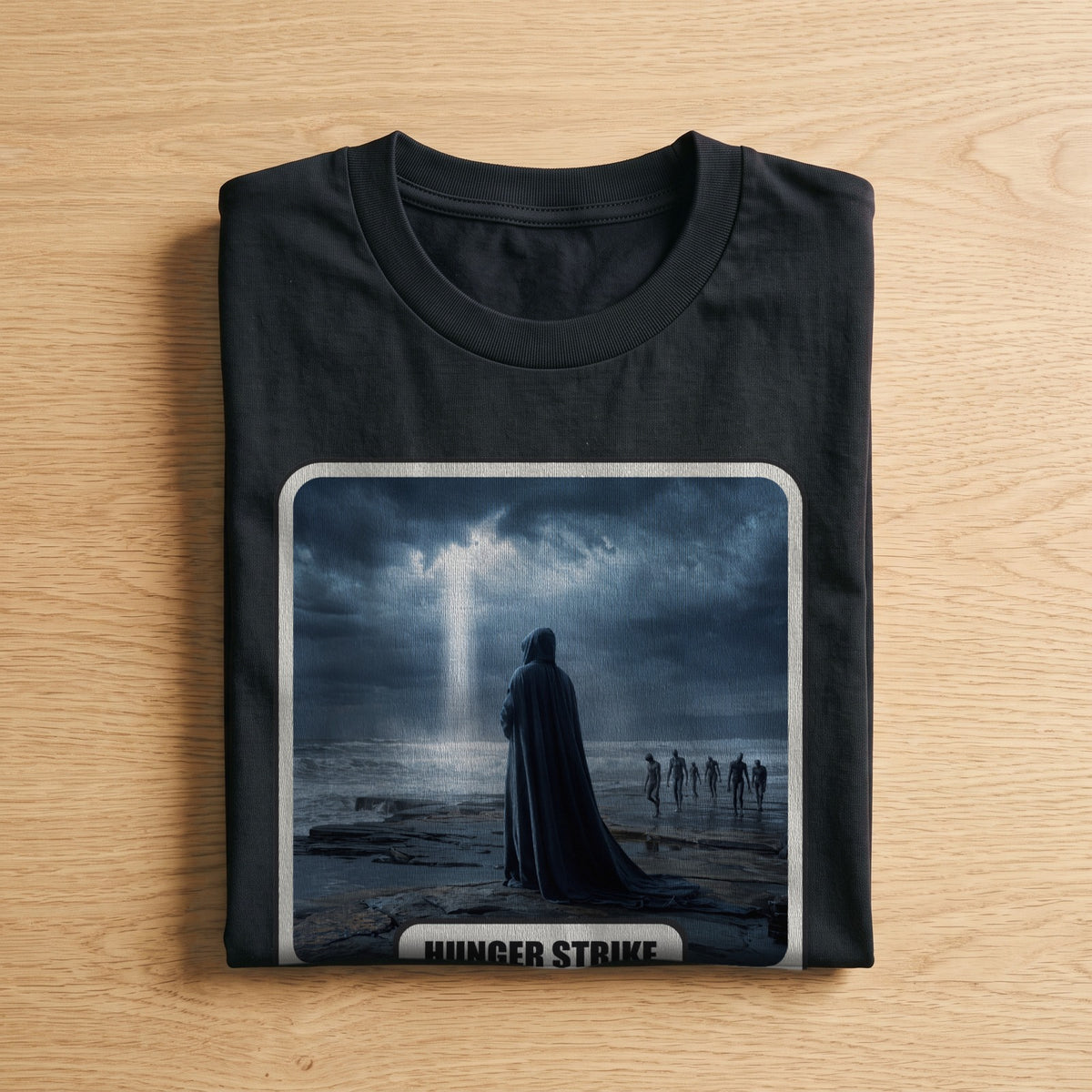 La t-shirt nera «Hunger Strike – Seattle, 1991» piegata su un piano di legno, come arriva a casa (ricostruzione al computer)