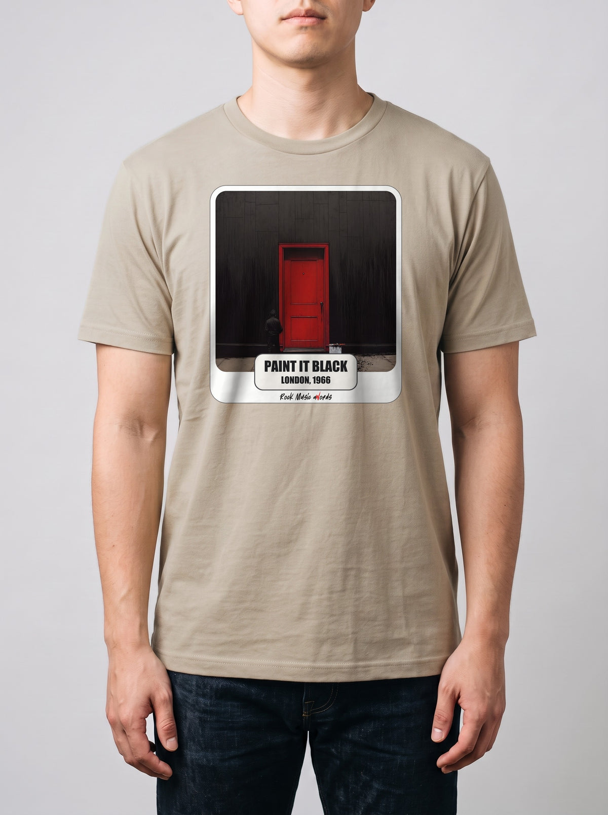 Corporatura media, 180 cm per 78 kg, con la t-shirt color sabbia «Paint It Black – London, 1966» in taglia L (ricostruzione al computer)