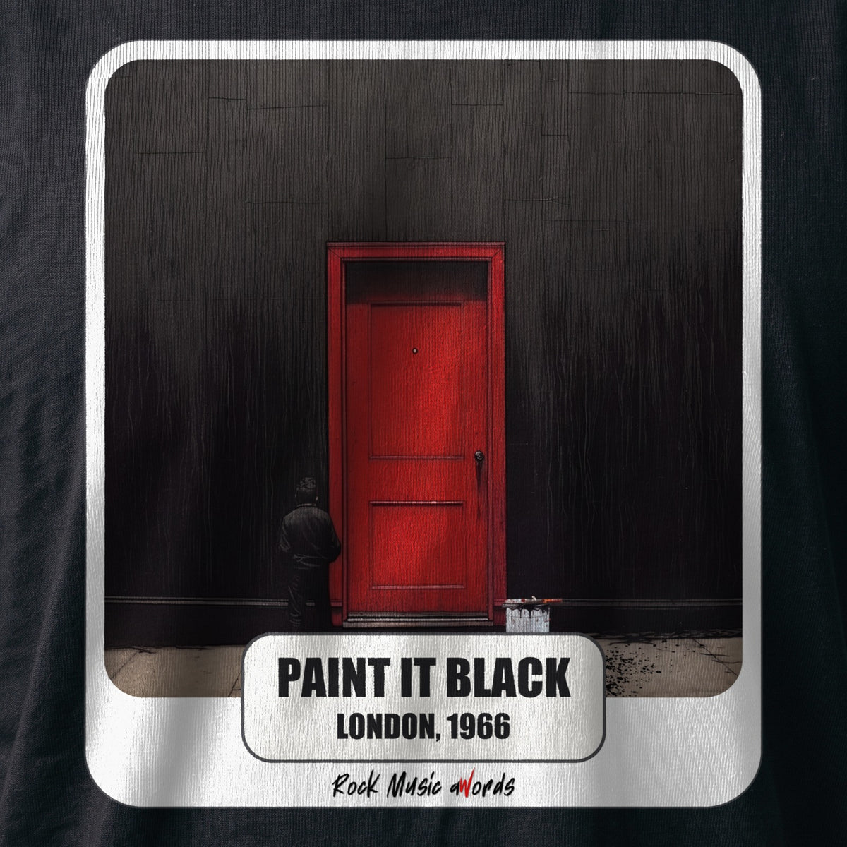 La stampa da vicino sulla t-shirt nera: «Paint It Black – London, 1966», sul cotone (ricostruzione al computer)