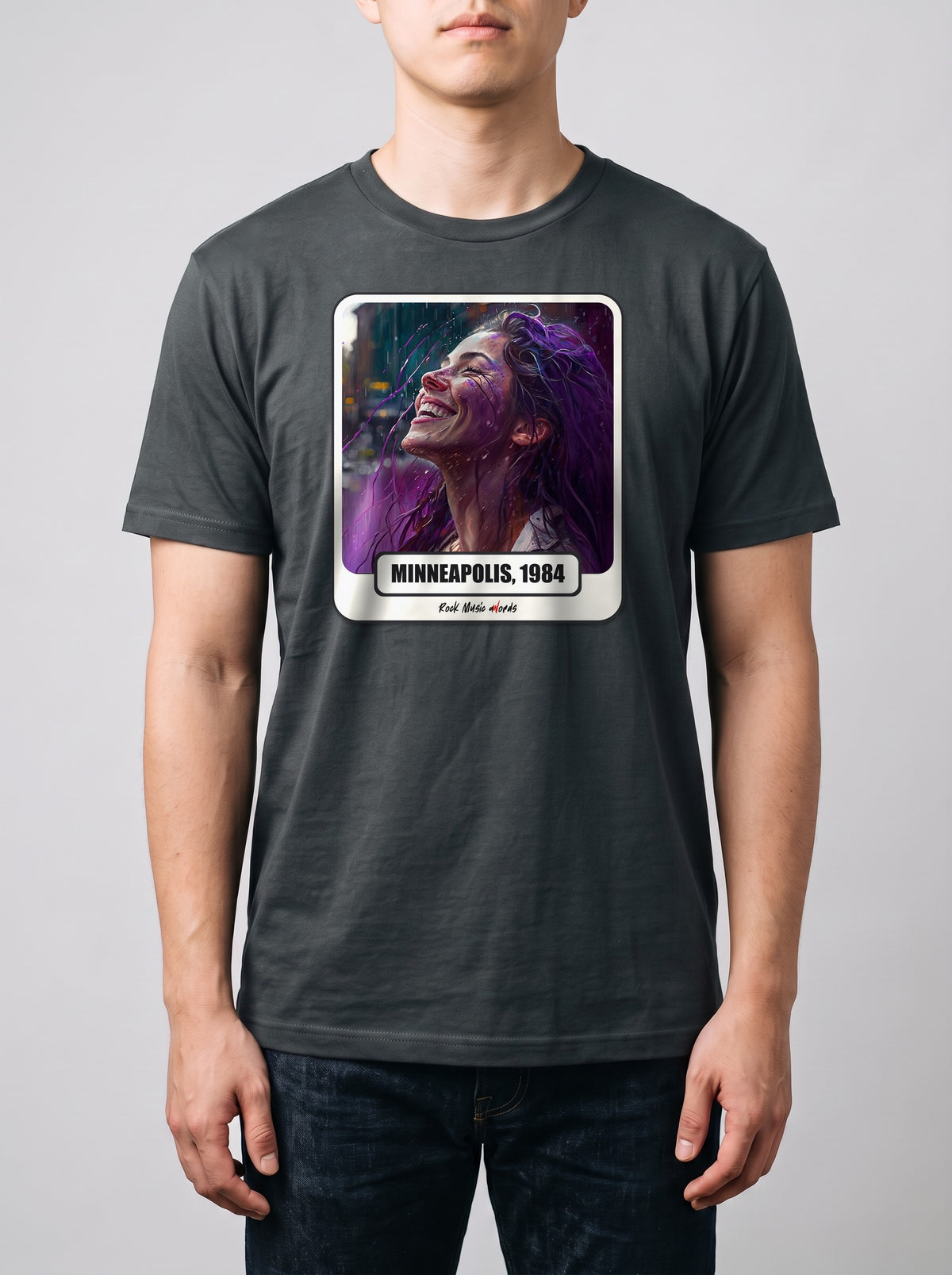 Corporatura media, 180 cm per 78 kg, con la t-shirt grigio antracite «Purple Rain – Minneapolis, 1984» in taglia L (ricostruzione al computer)