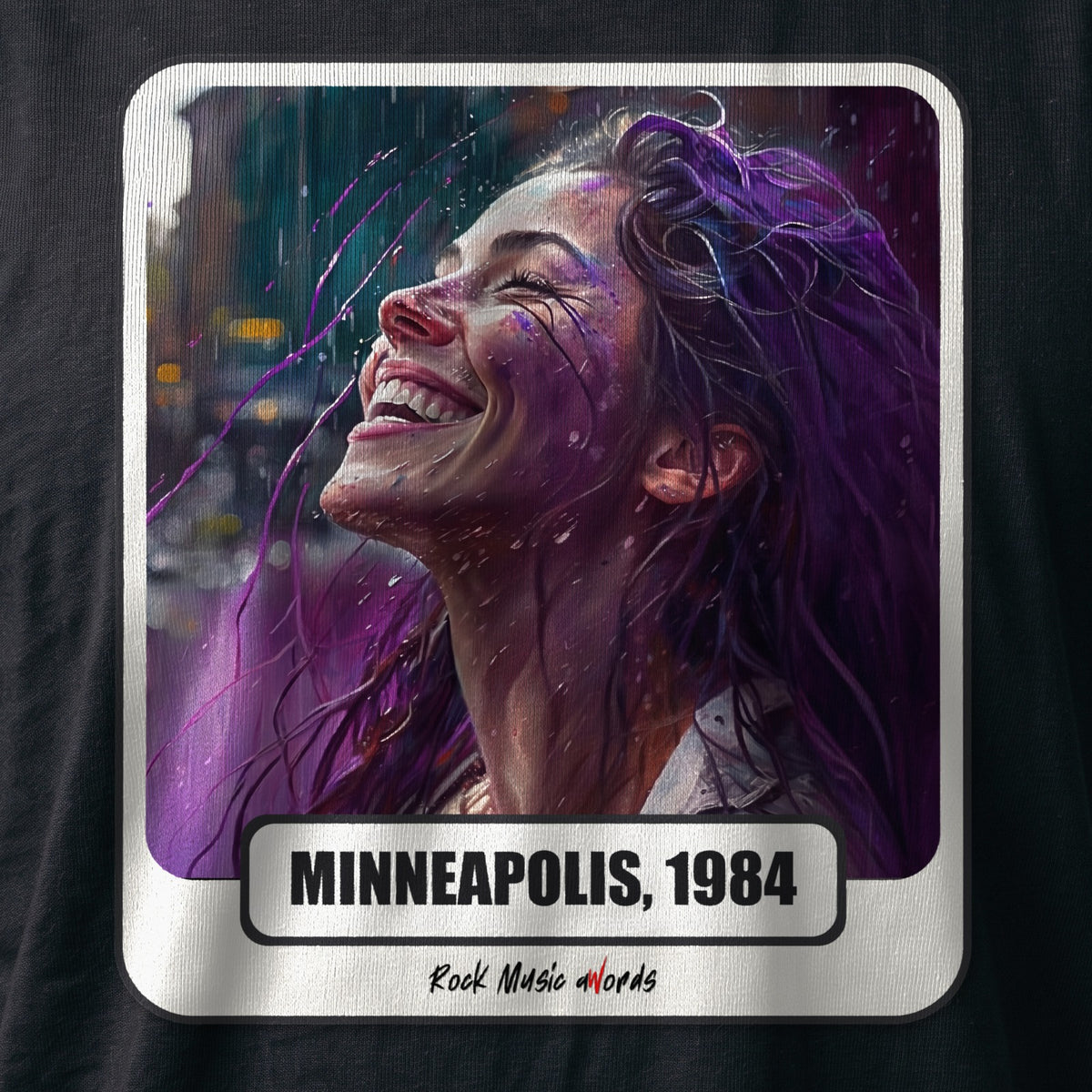 La stampa da vicino sulla t-shirt nera: «Purple Rain – Minneapolis, 1984», sul cotone (ricostruzione al computer)
