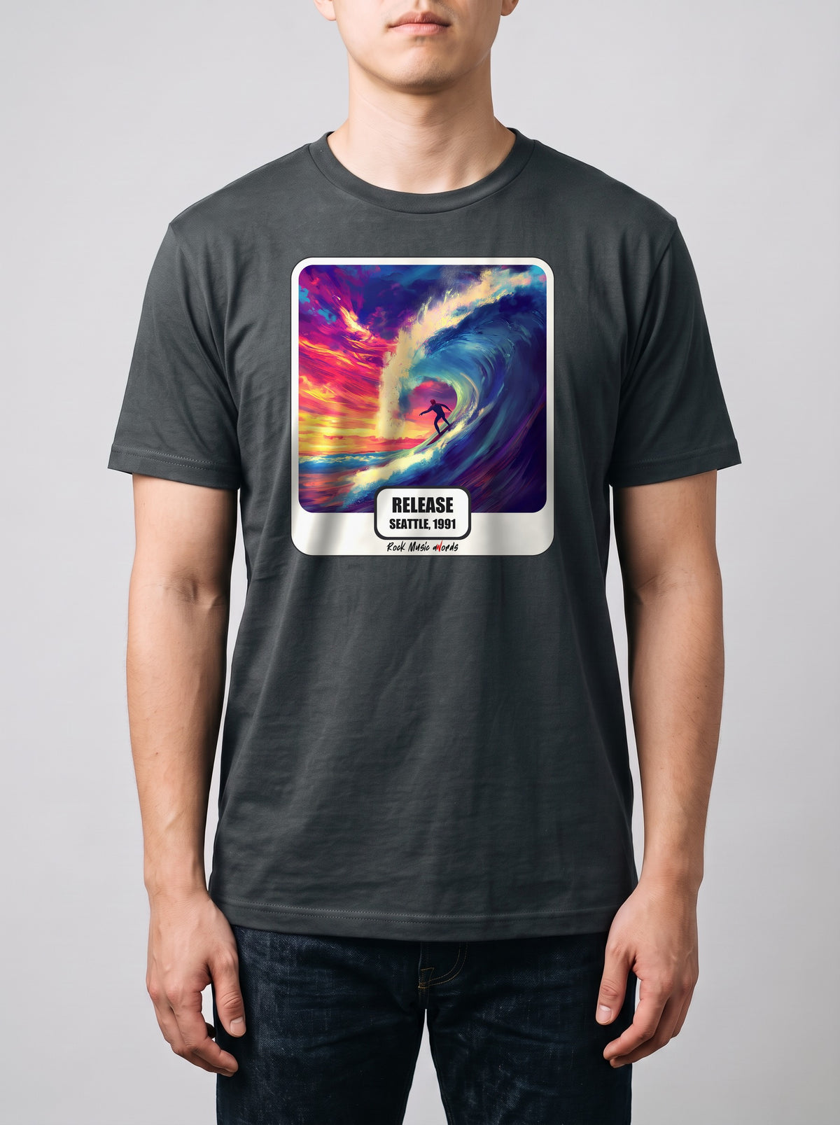 Corporatura media, 180 cm per 78 kg, con la t-shirt grigio antracite «Release – Seattle, 1991» in taglia L (ricostruzione al computer)