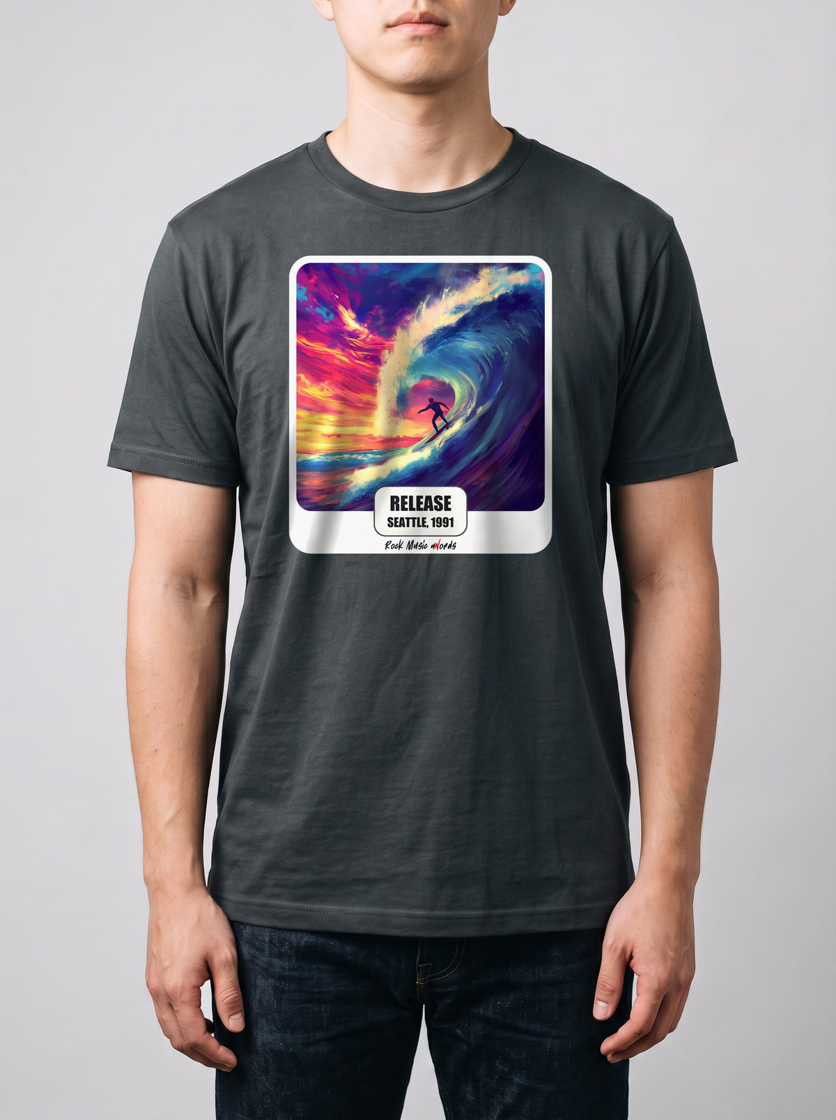 Corporatura media, 180 cm per 78 kg, con la t-shirt grigio antracite «Release – Seattle, 1991» in taglia L (ricostruzione al computer)