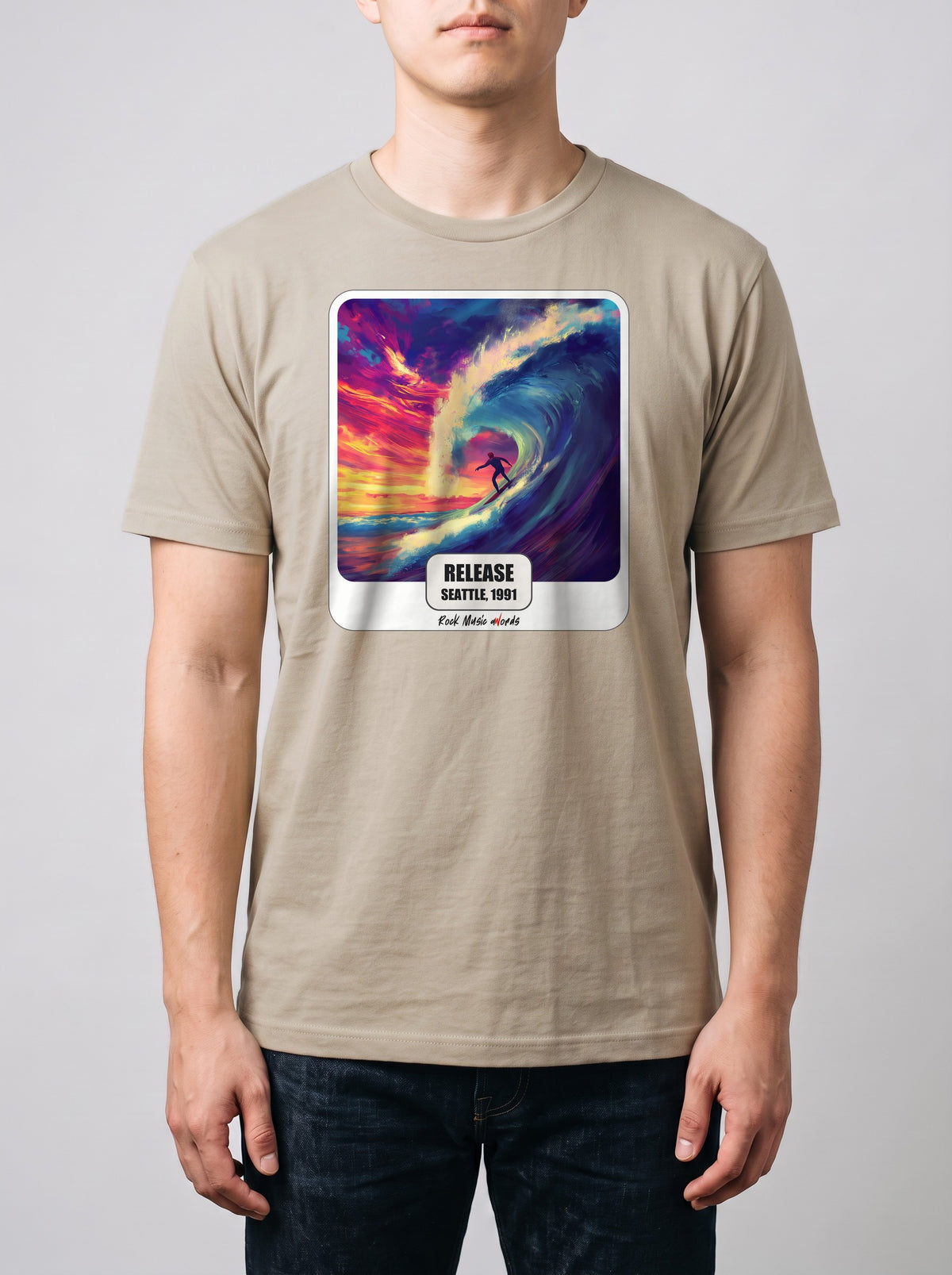 Corporatura media, 180 cm per 78 kg, con la t-shirt color sabbia «Release – Seattle, 1991» in taglia L (ricostruzione al computer)